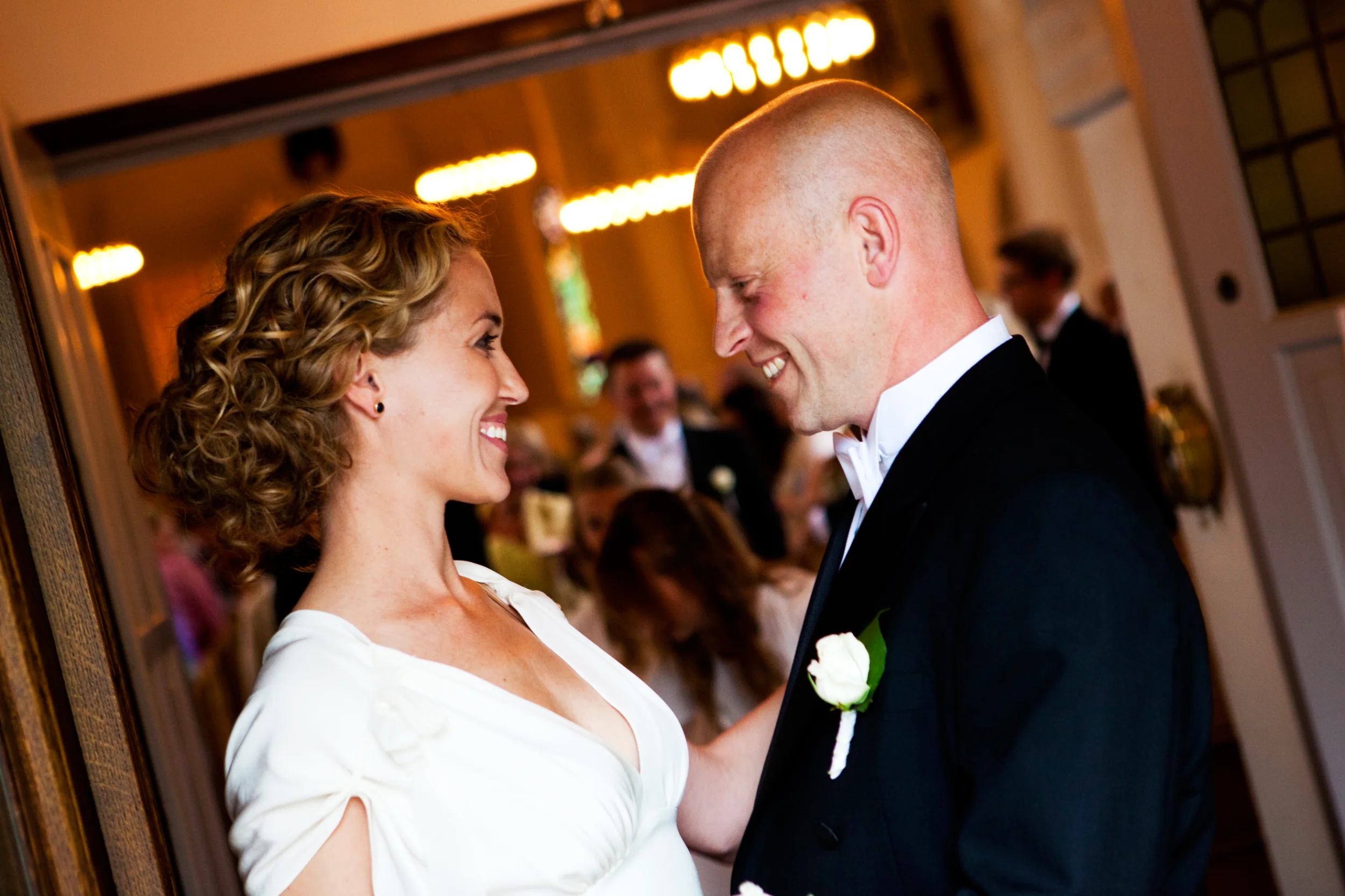 Bryllupspar i kirken med autentiske smil