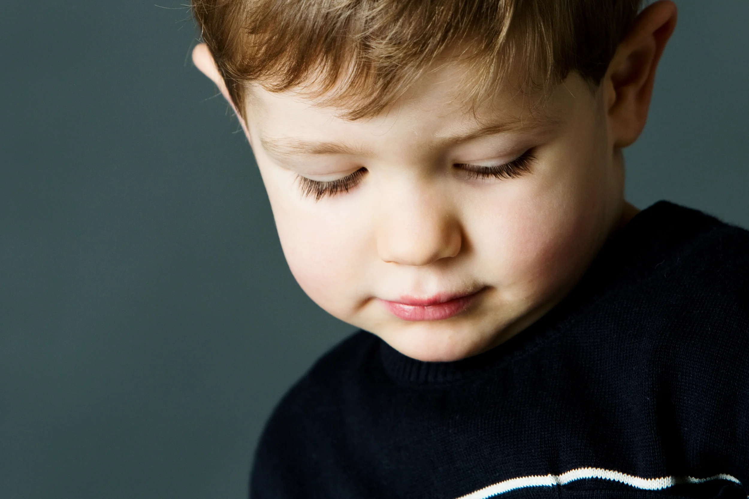 Nysgerrigt barn i Virum fotograferet