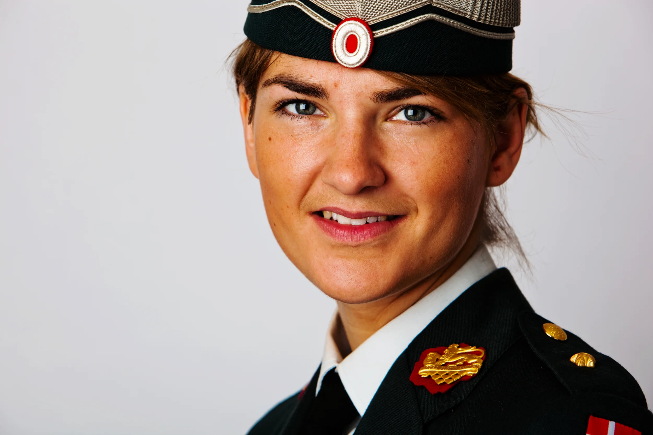 Blikket i uniform: Autentisk portræt af ung kvinde