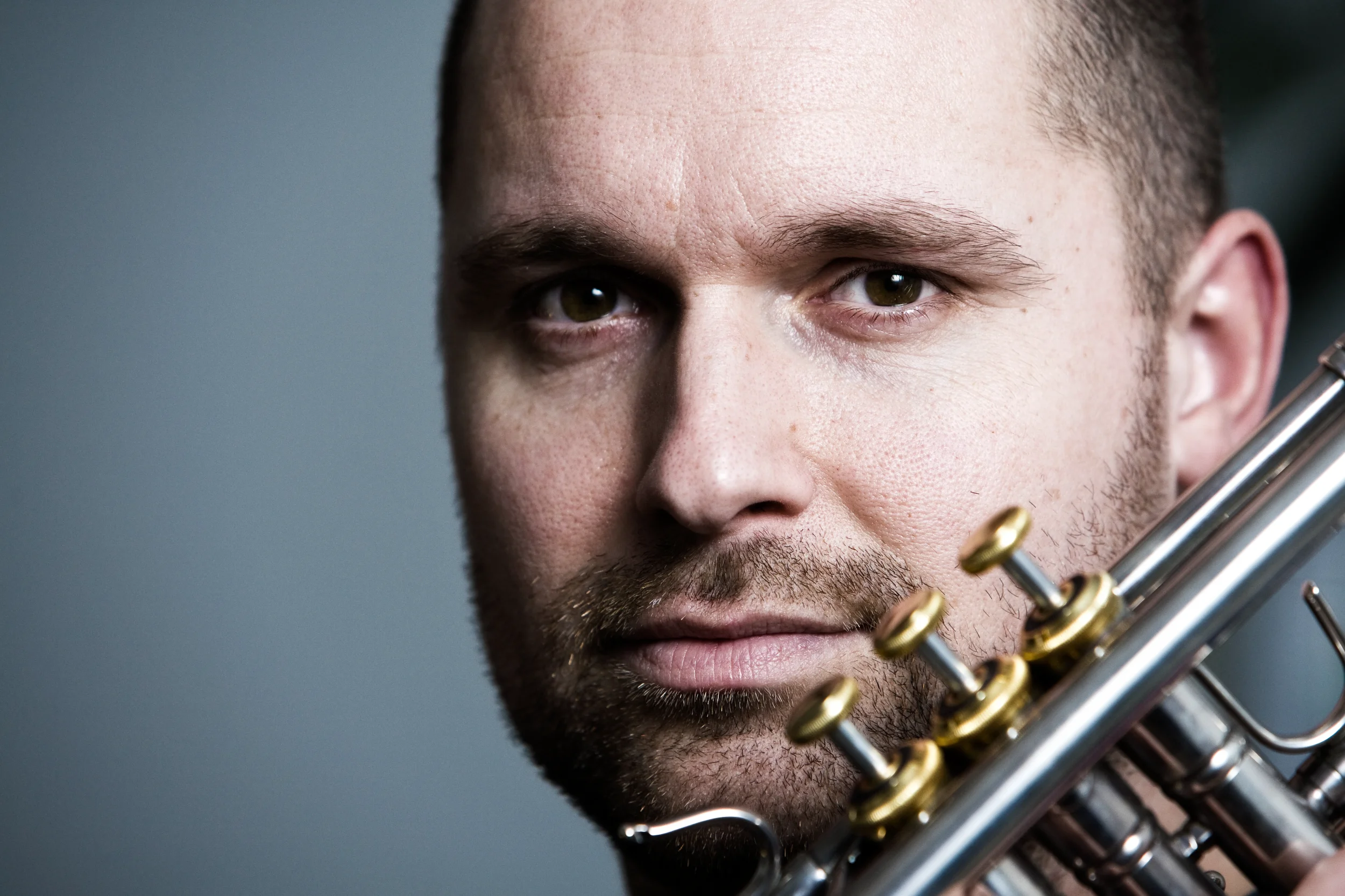 Professionelt portræt af musiker med trompet