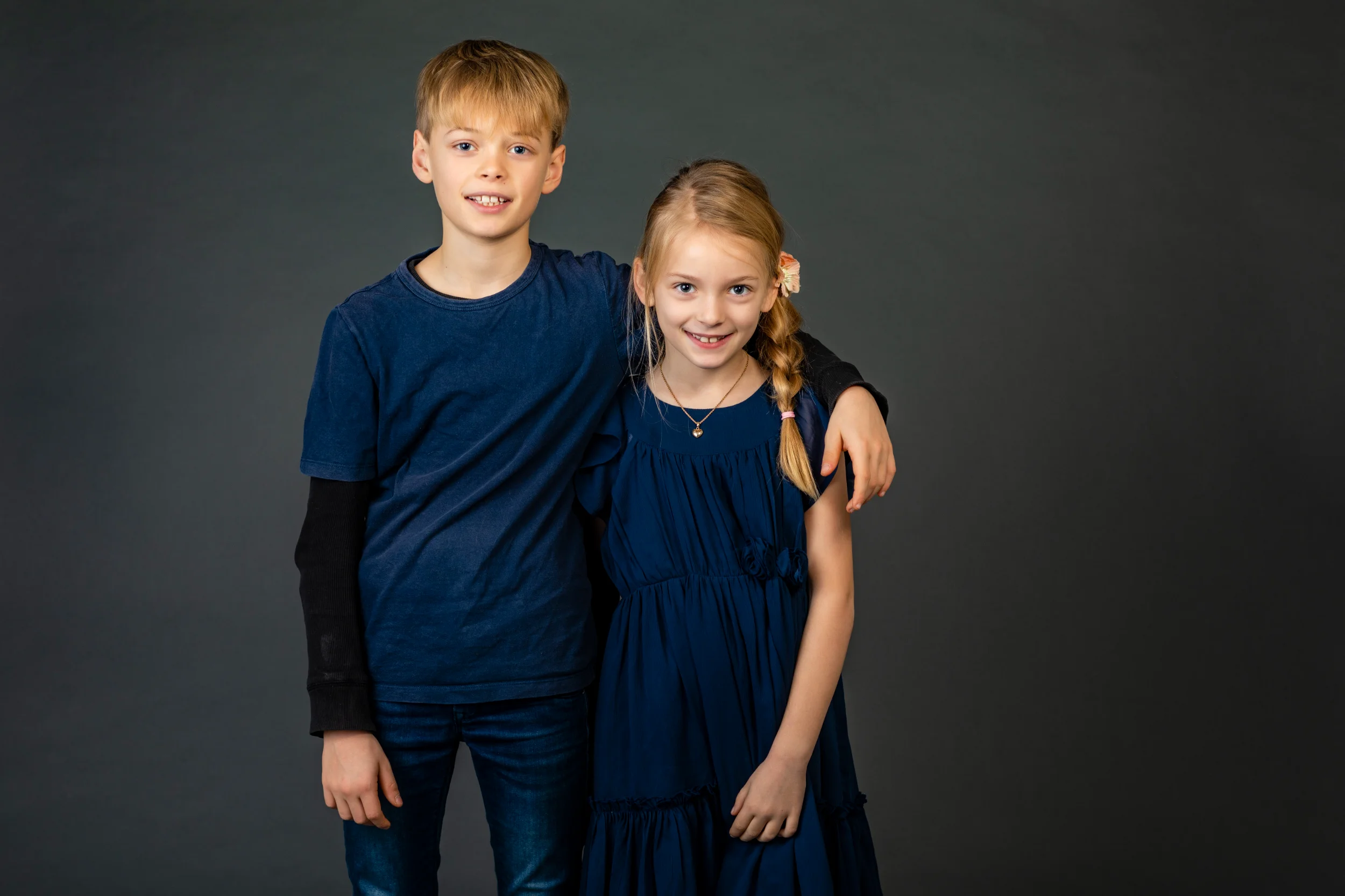 Søskendekærlighed i et naturligt familiefoto