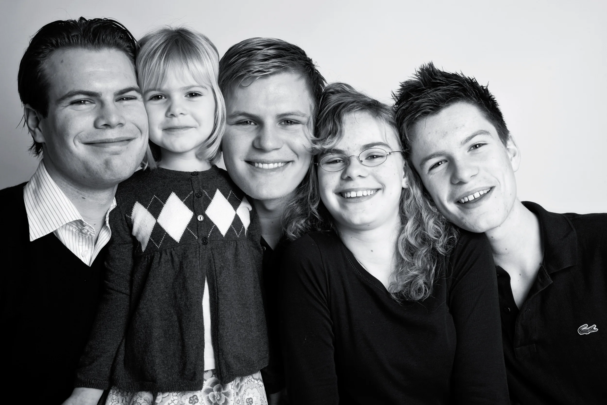 Sort-hvid familieportræt med ægte smil