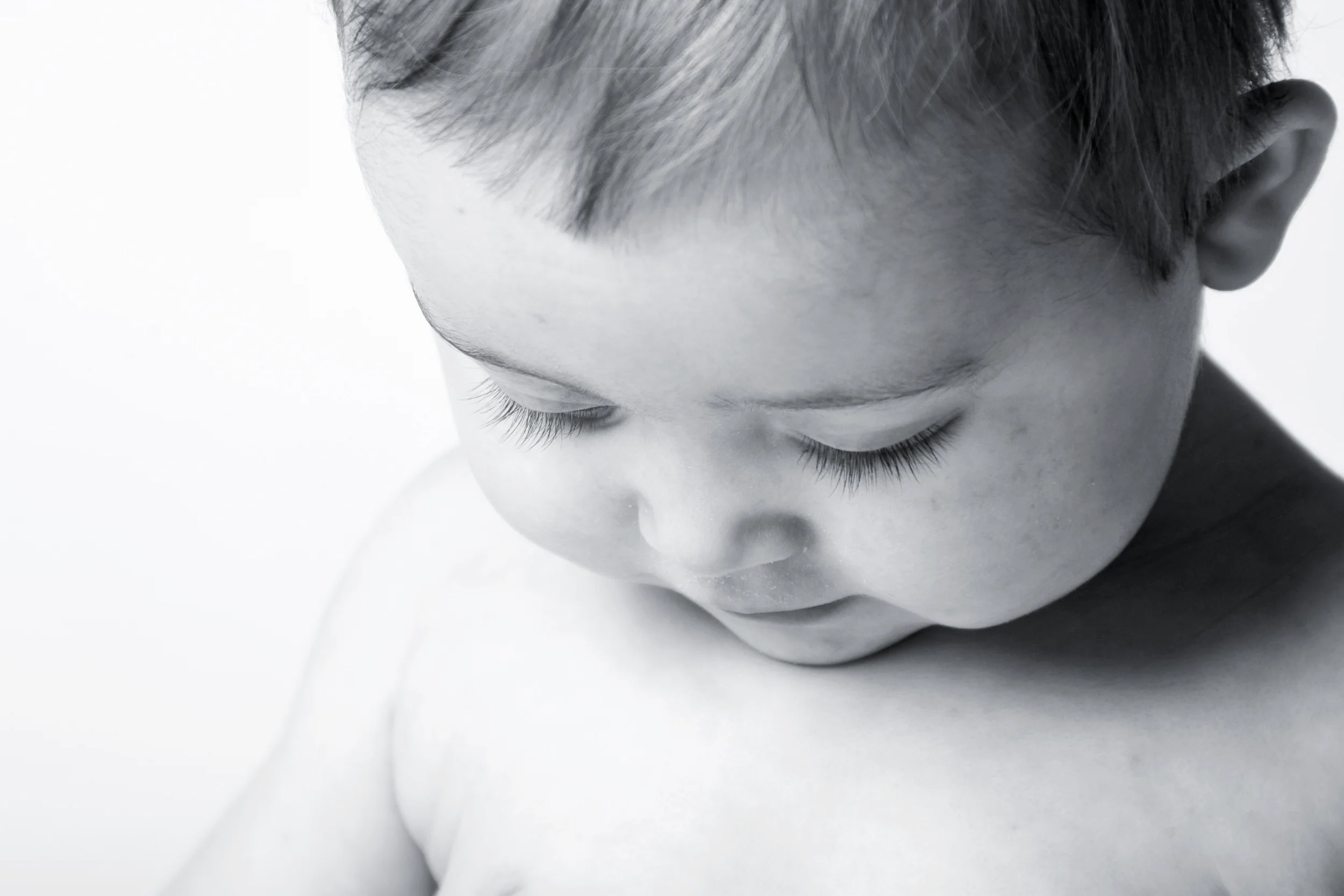 Sovende baby med lange øjenvipper