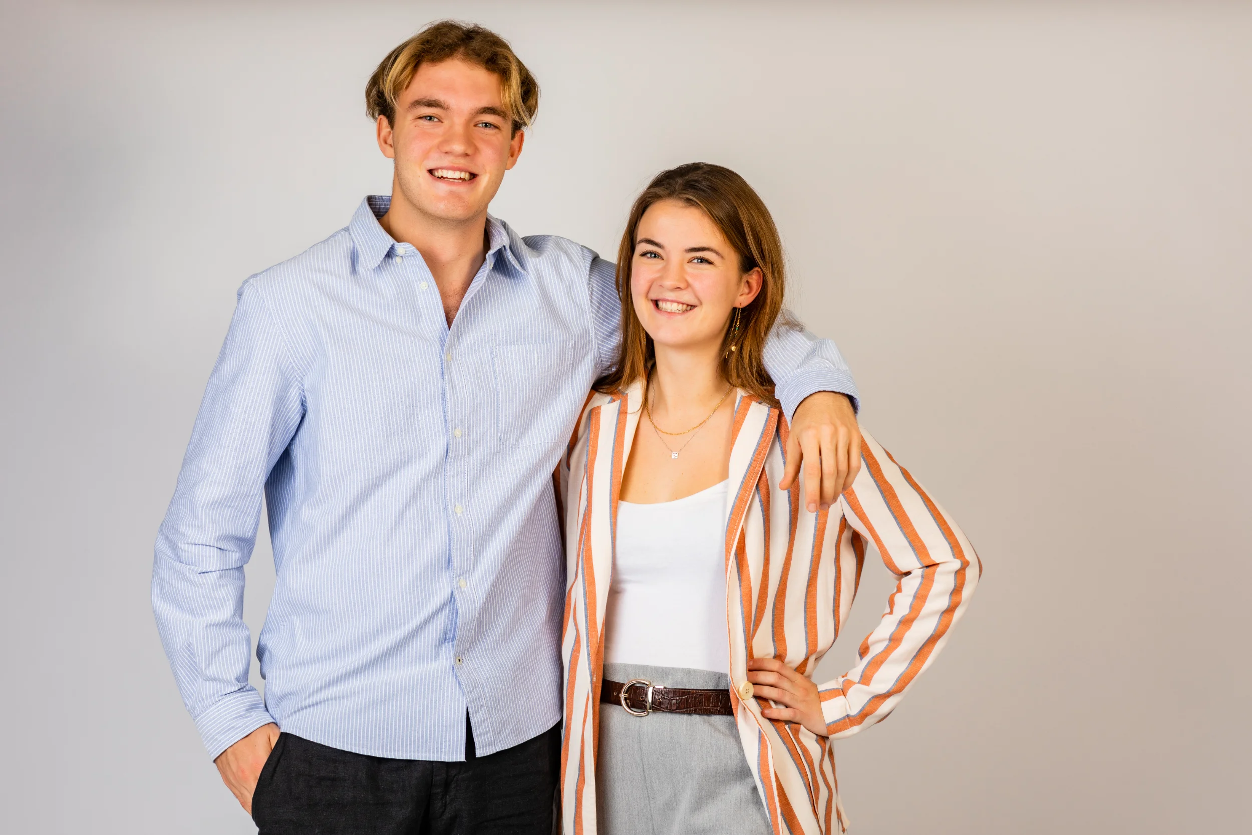 Glad familie: Søskendeportræt i Virum