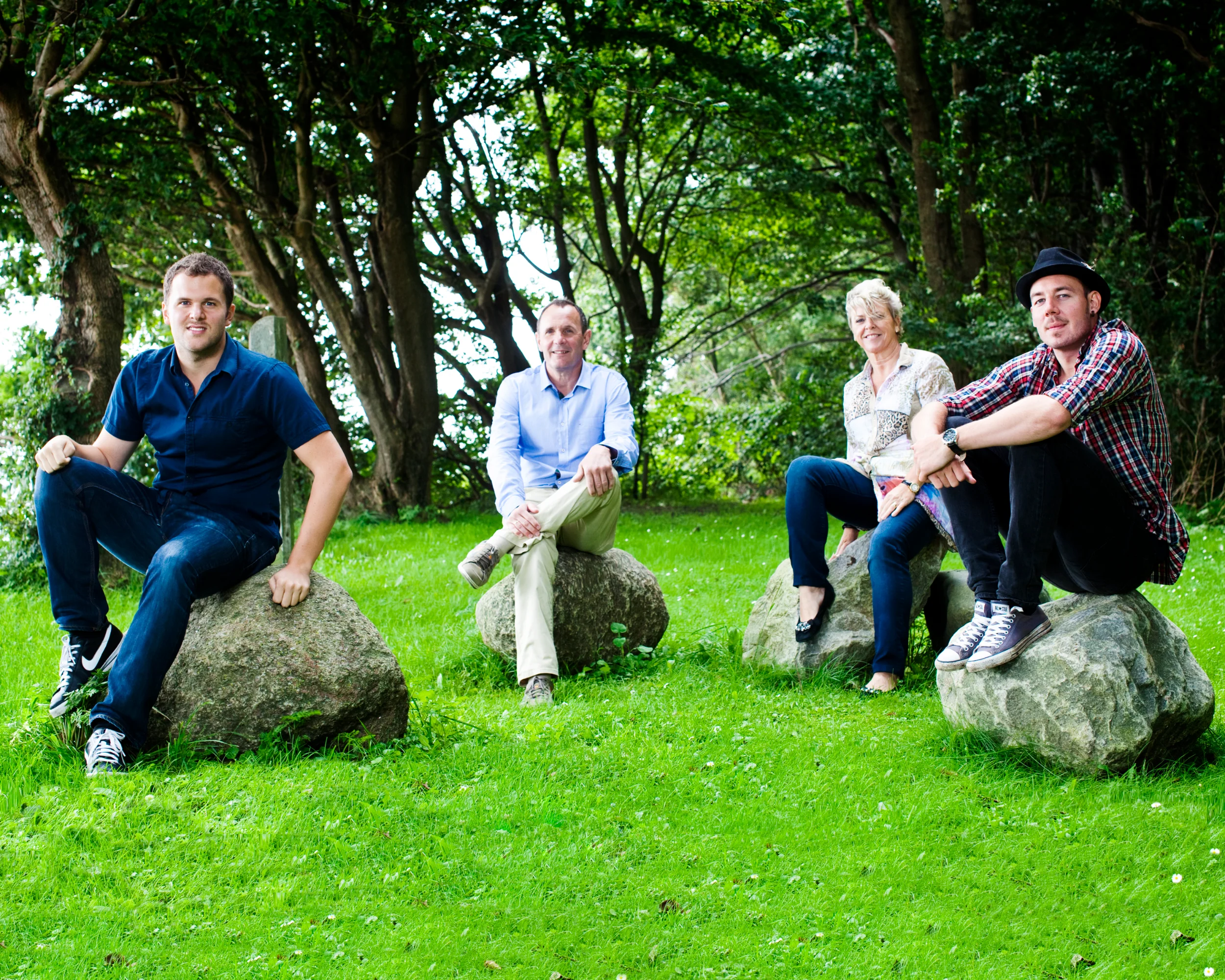 Udendørs familiefoto med naturlige smil i Virum