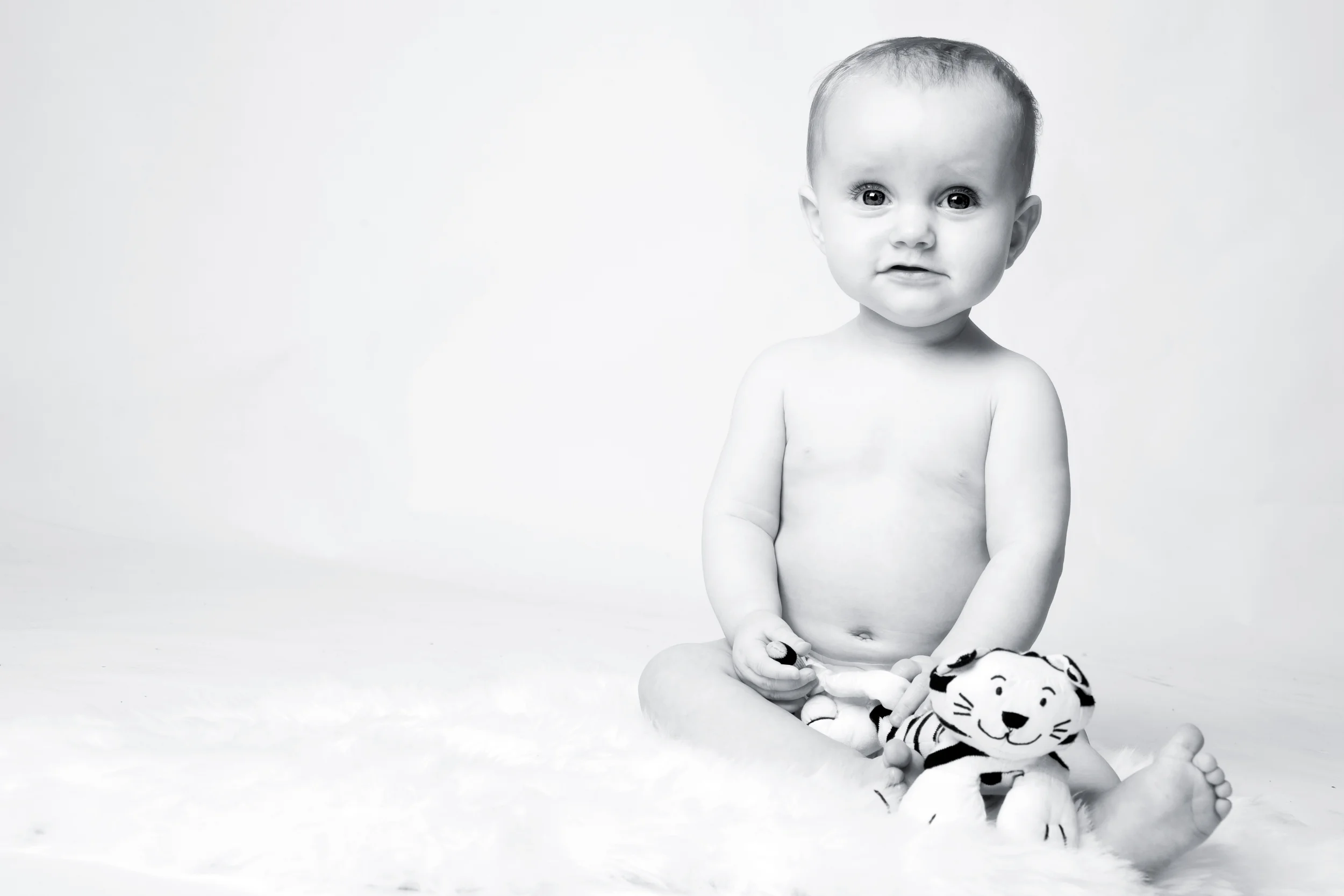 Et inderligt og nysgerrigt babyportræt