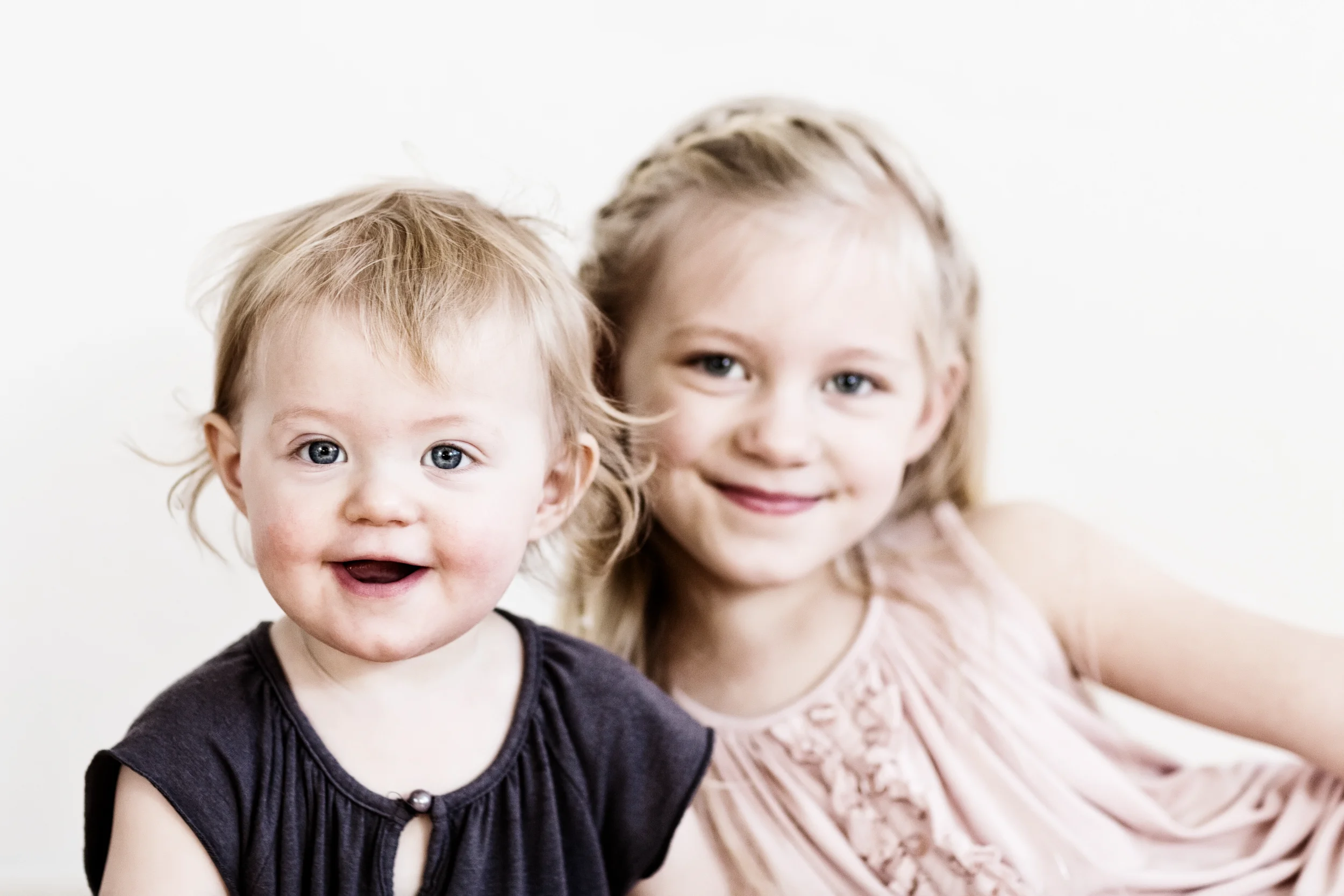 Genuin børneglæde i et søsterportræt