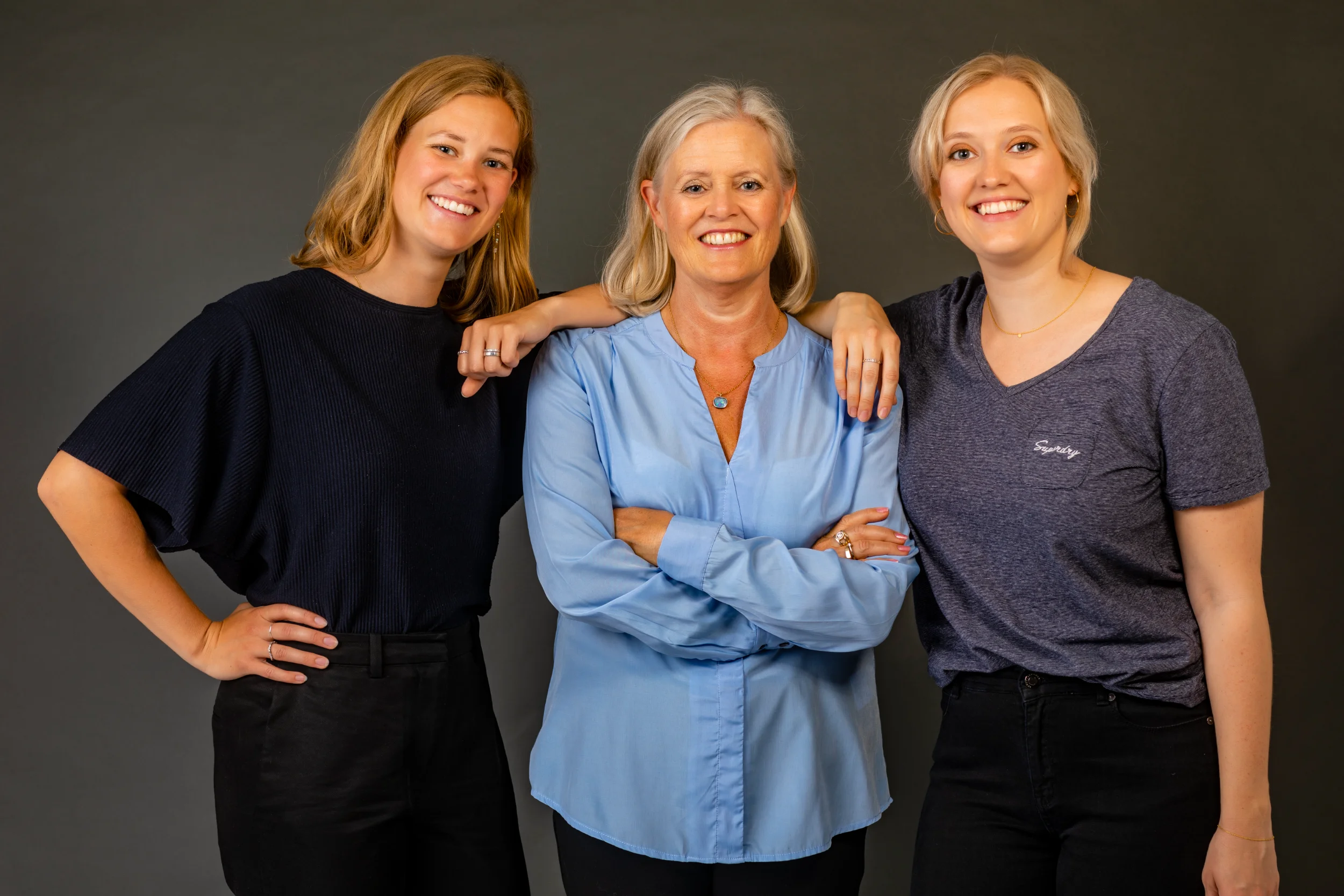 Familie poserer sammen for et personligt fotografi i Virum