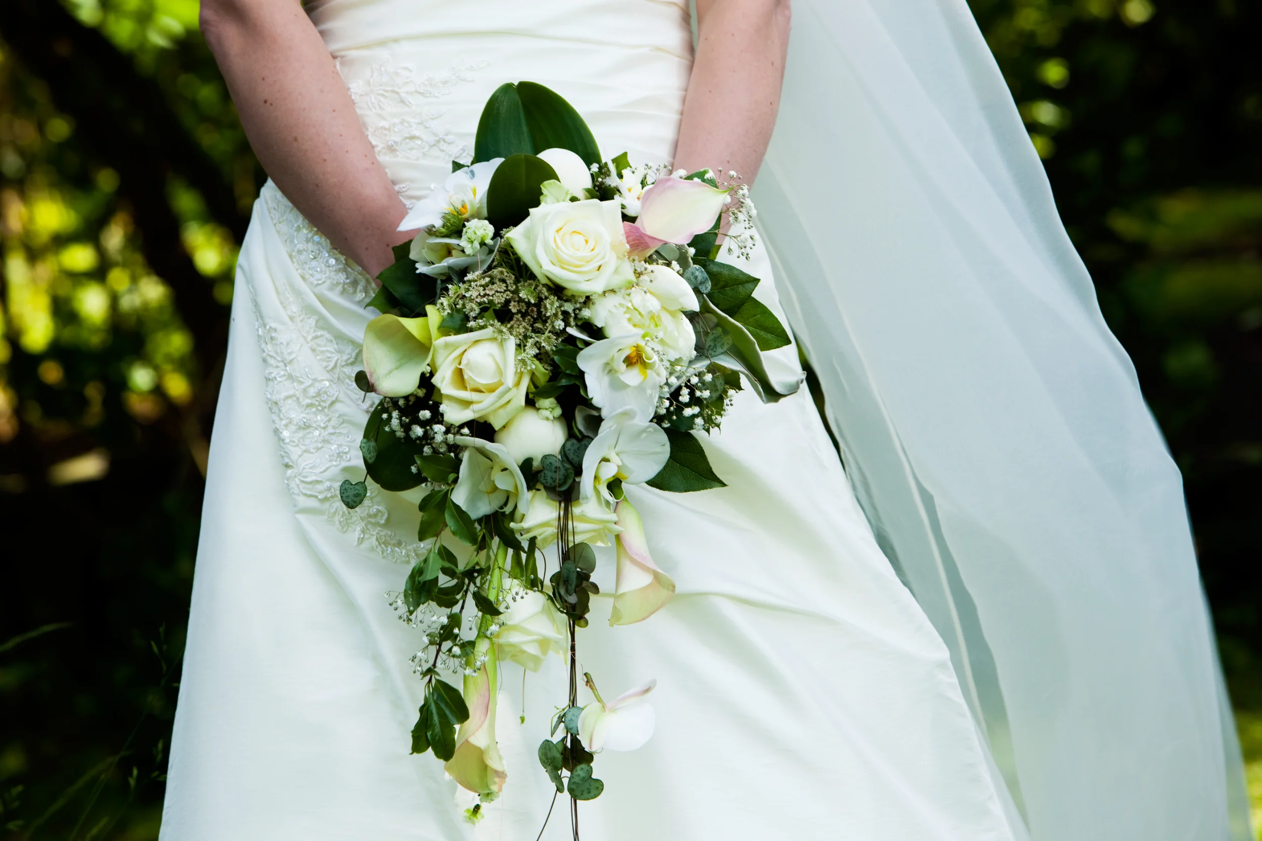Brudebuket med naturlige hvide roser og grønt