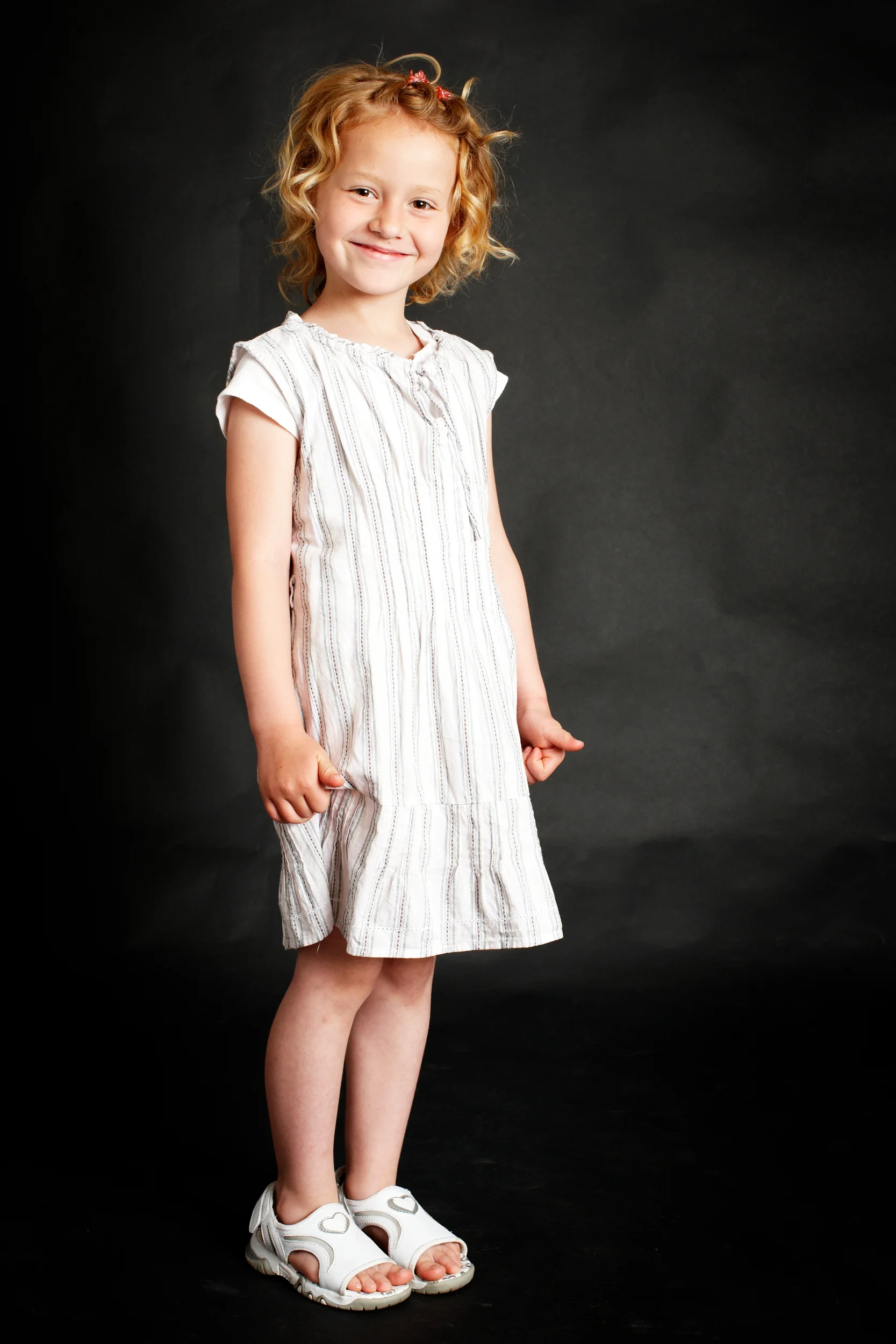 Glad pige fotograferet i naturligt lys