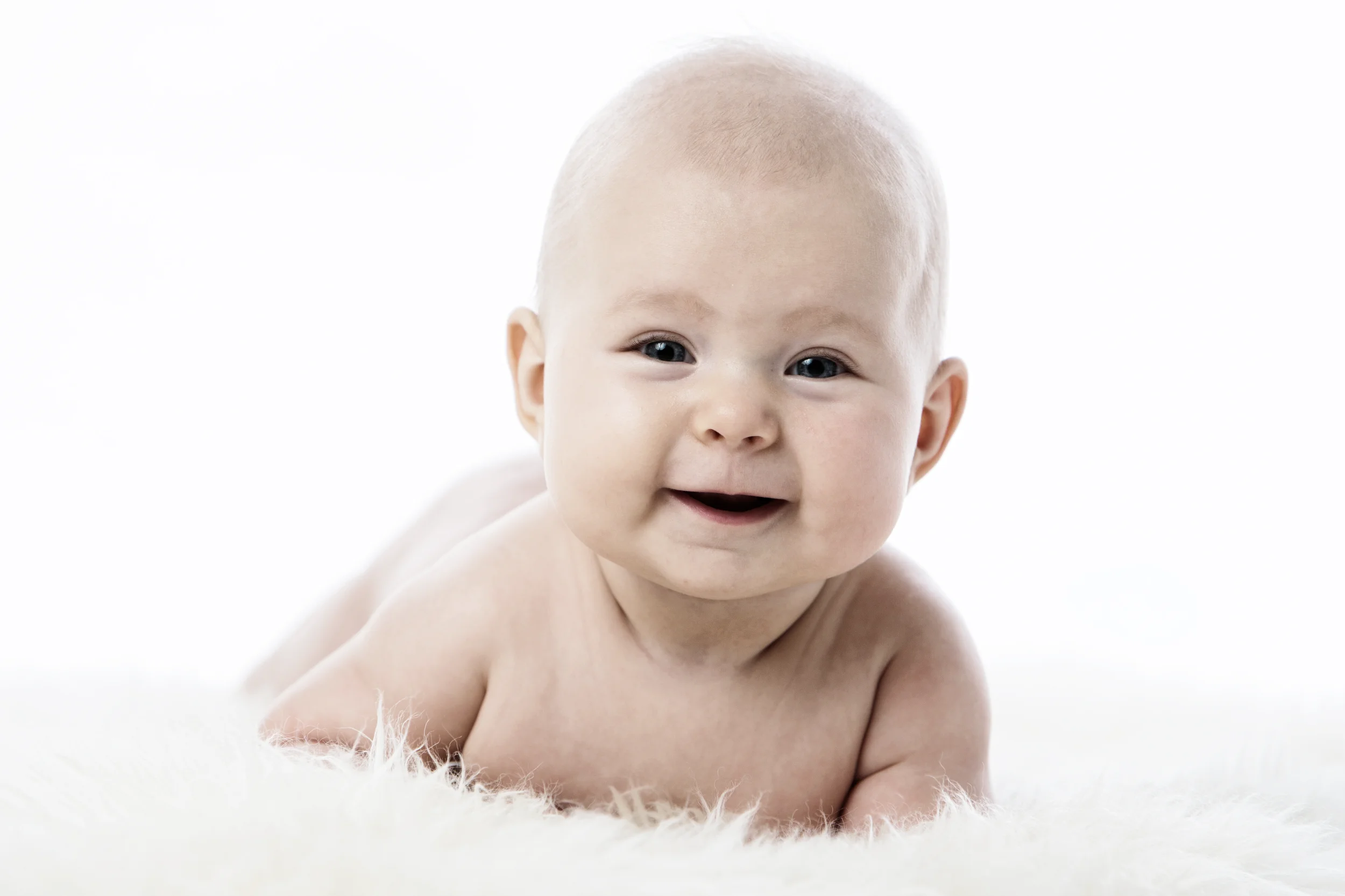 Et ægte baby-smil i blødt lys