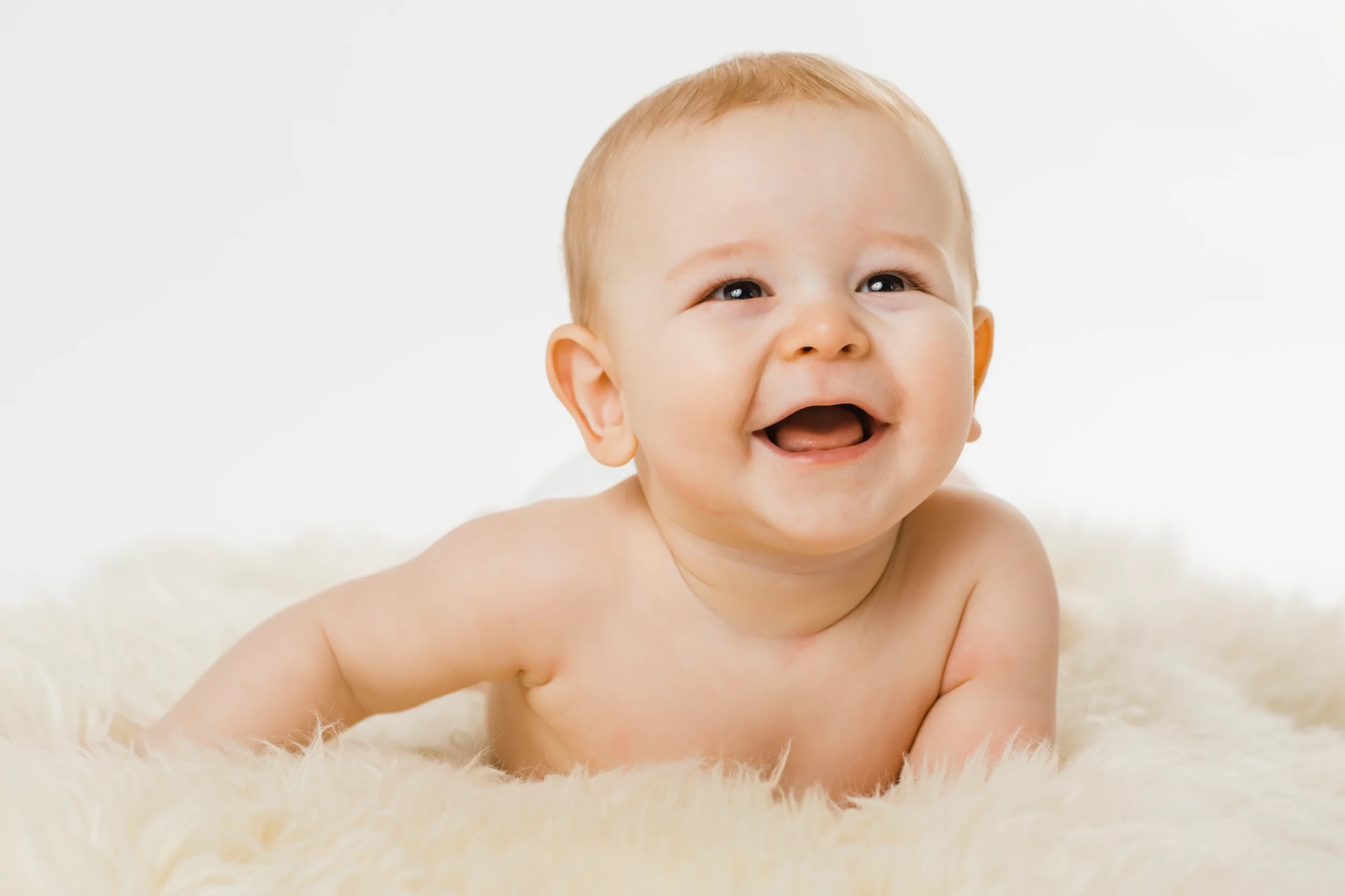 Bløde tæpper: Glad baby smiler i Virum