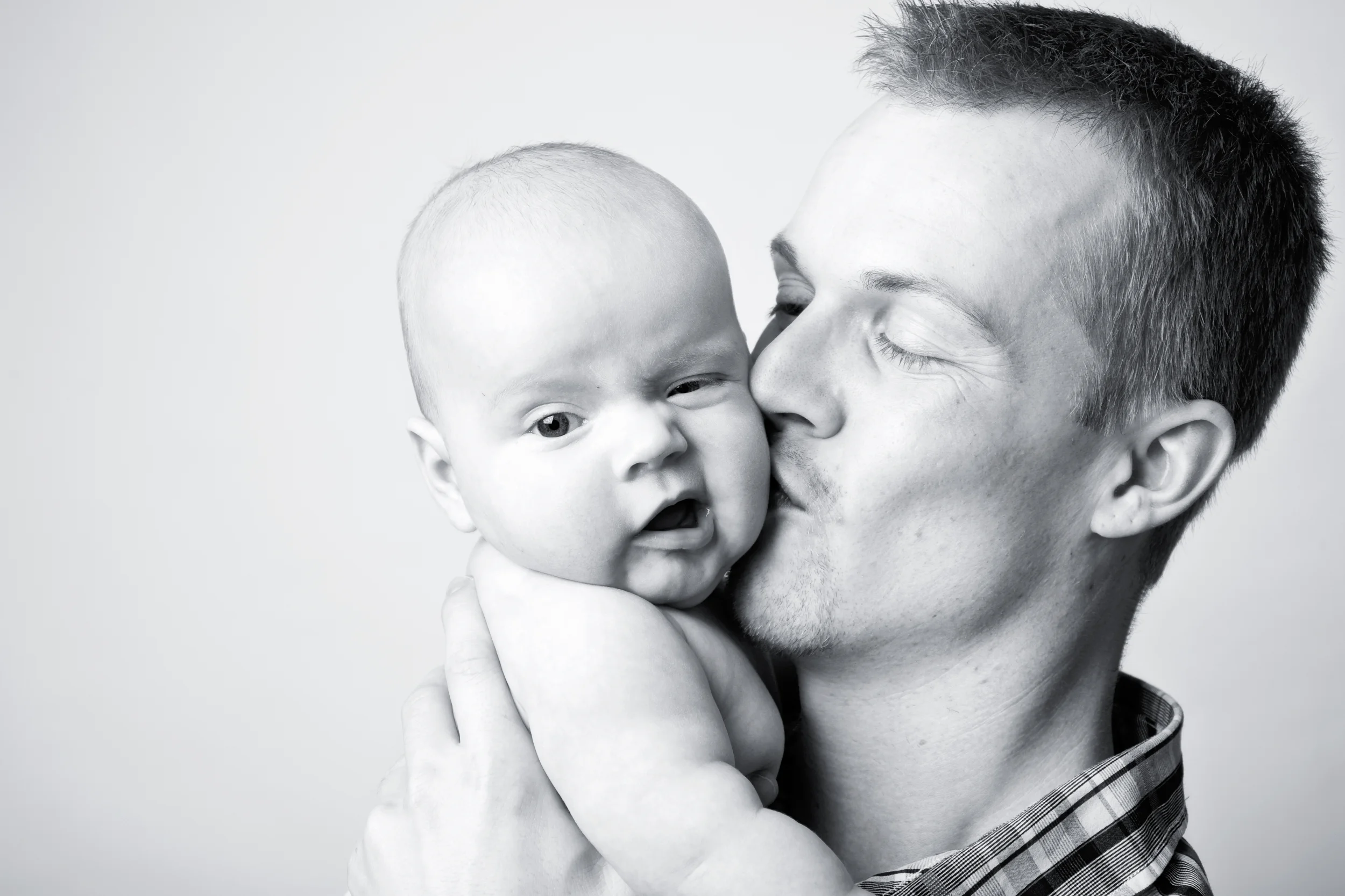 Far kysser sin baby – et øjeblik af ægte kærlighed