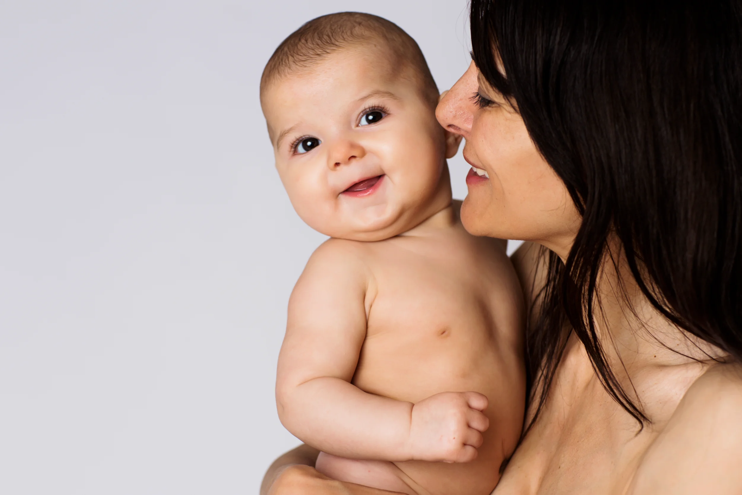 Glad baby med mor, naturlig glæde fotografering