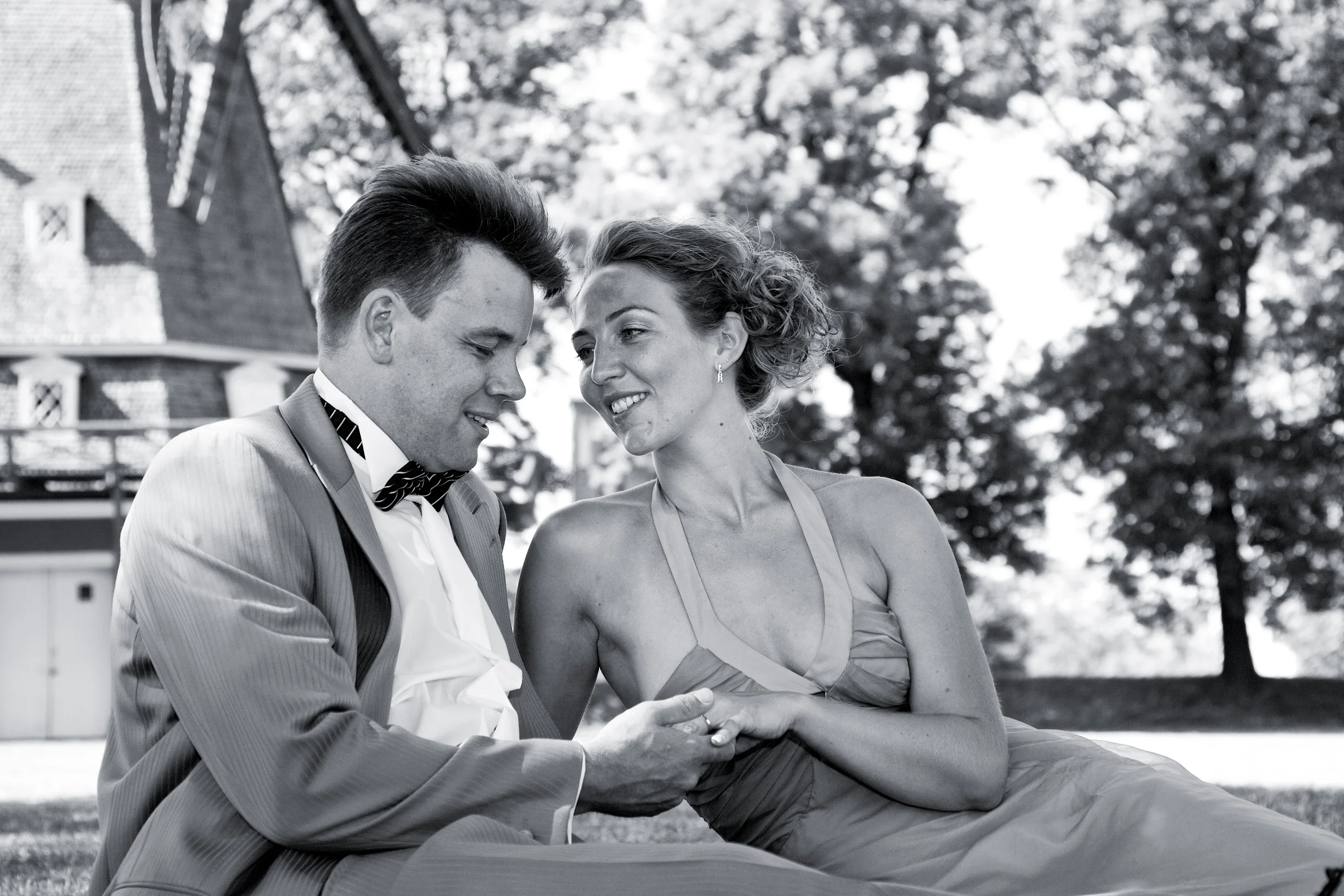 Bryllup ved Kastellet: Brudepar slapper af i græsset