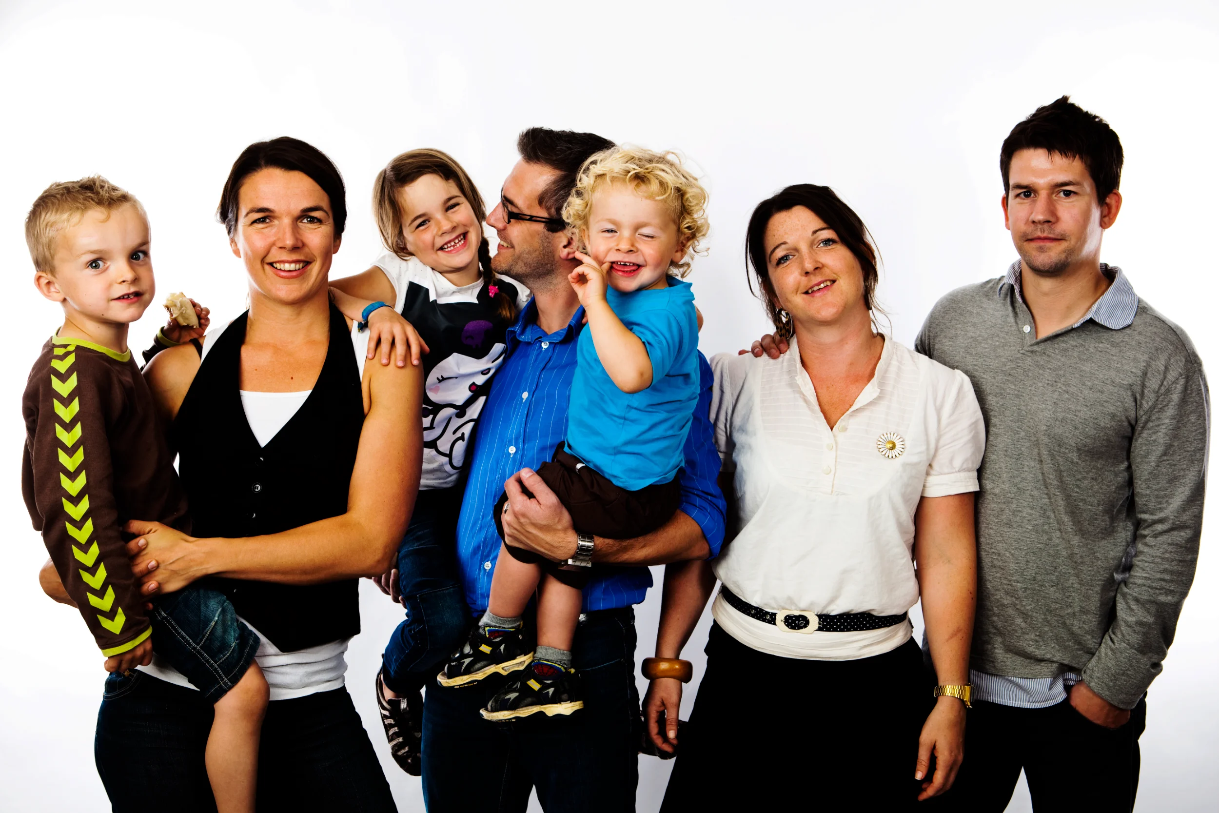 Autentisk familieportræt med tre voksne og tre børn
