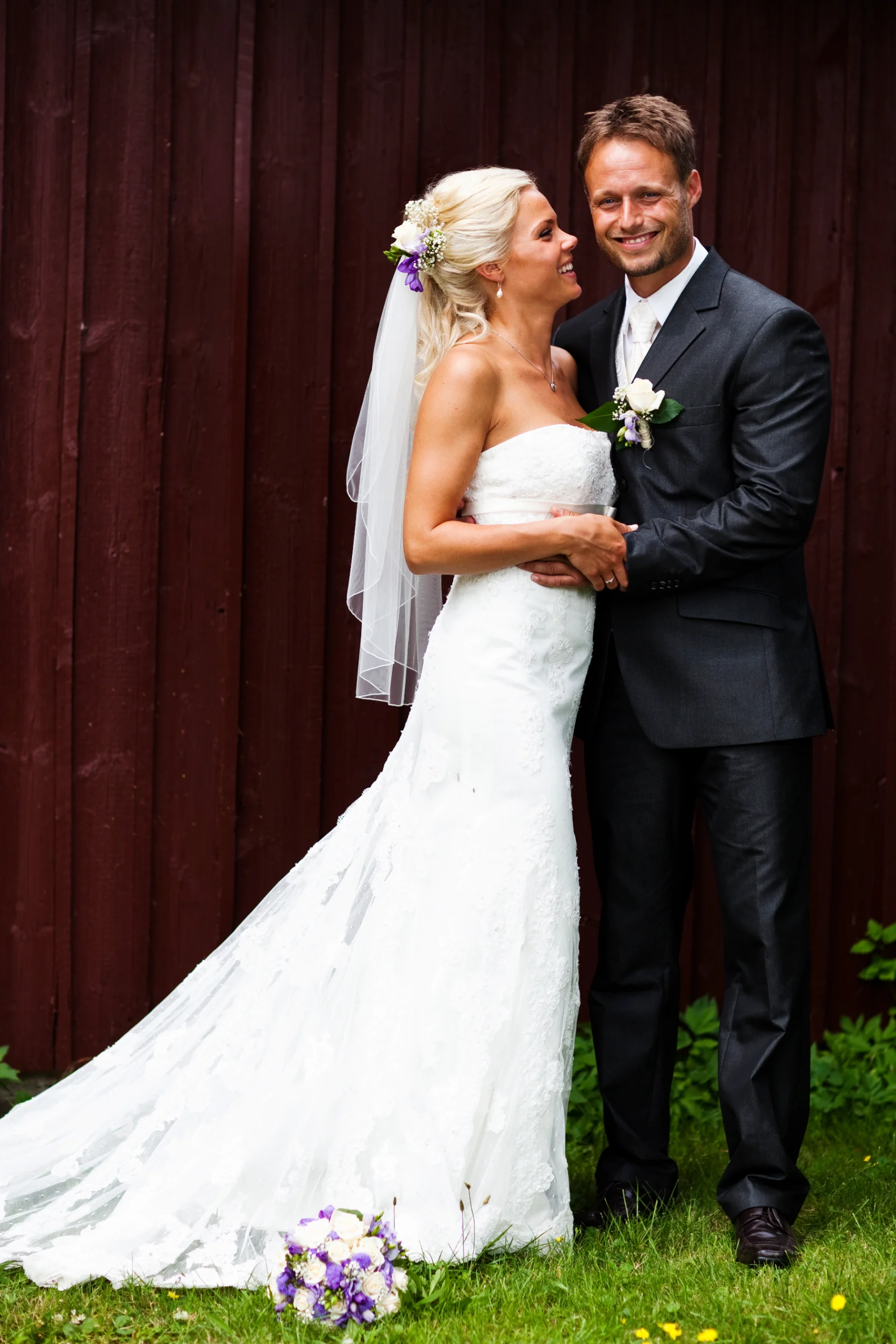 Bryllupspar i et autentisk og naturligt øjeblik