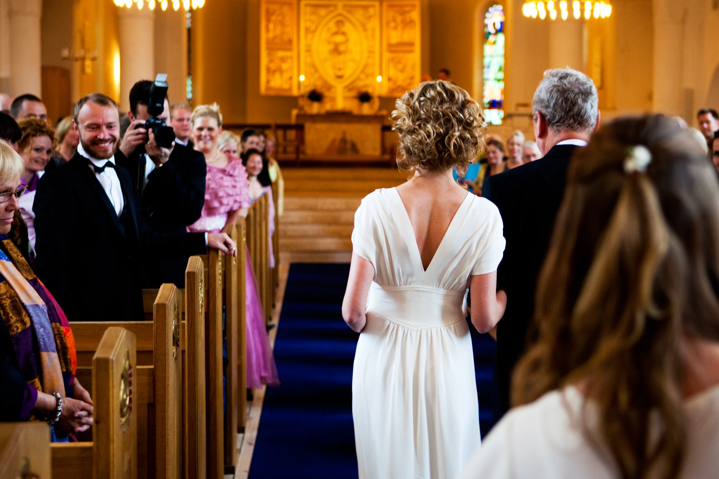 Bryllup i kirken: Bruden går op ad kirkegulvet