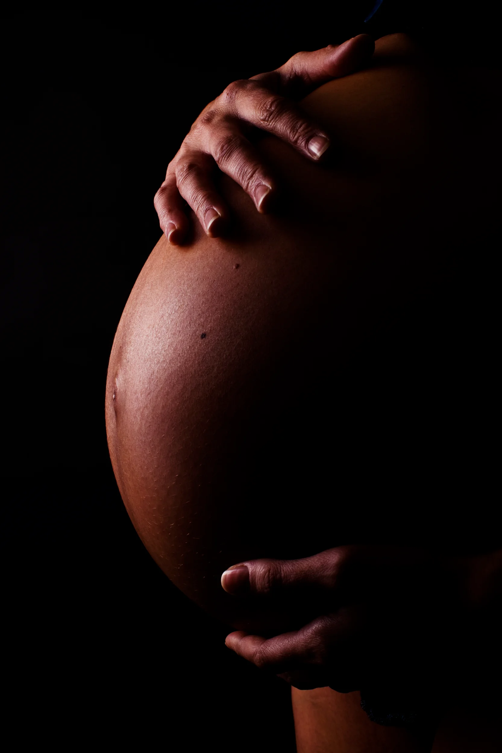 Blød gravid mave i modlys