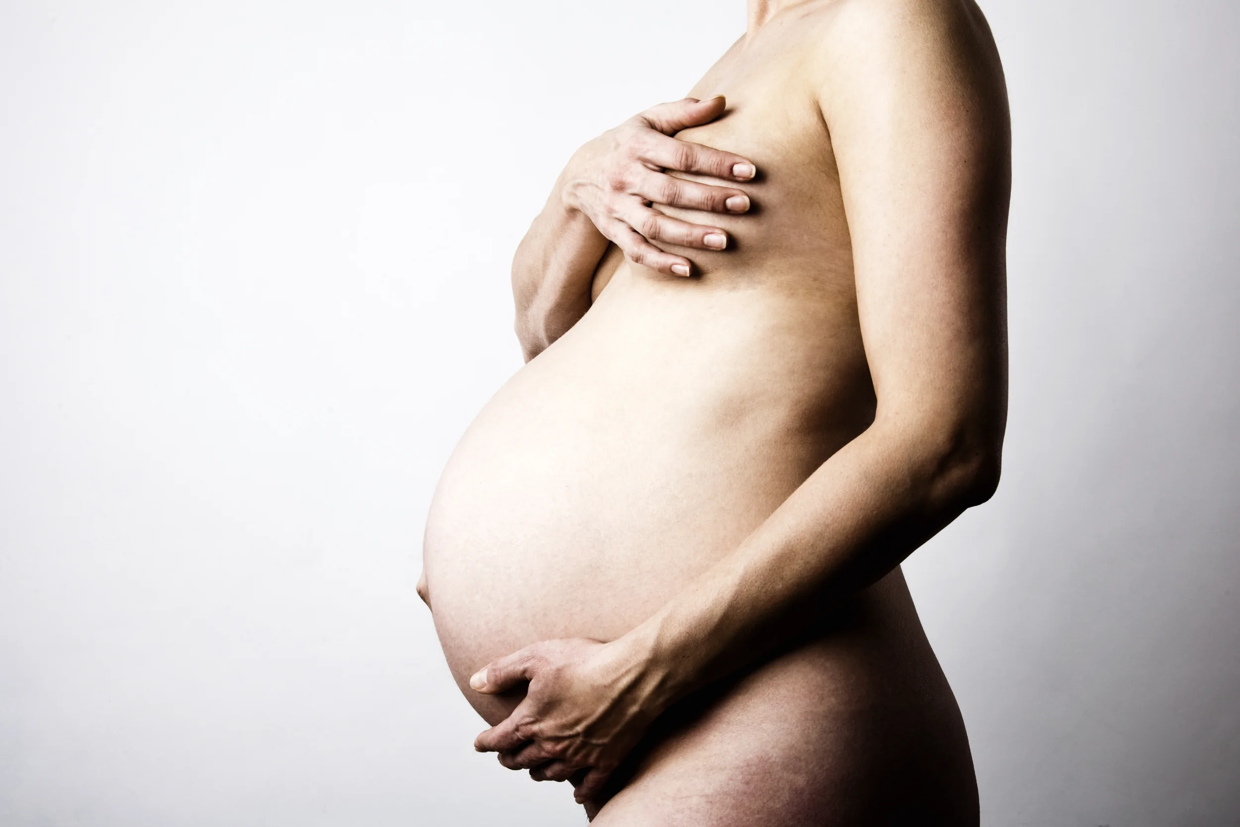 Vordende mor: Autentisk graviditetsfotografi i Virum