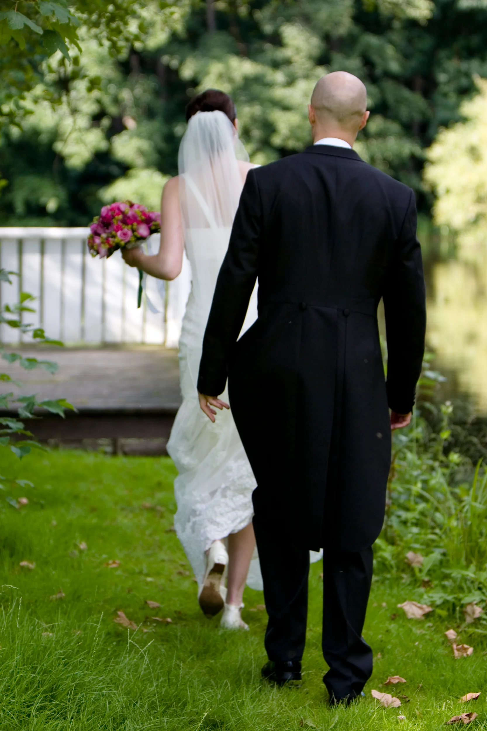 Brudeparret går mod fremtiden – en autentisk bryllupsfoto...