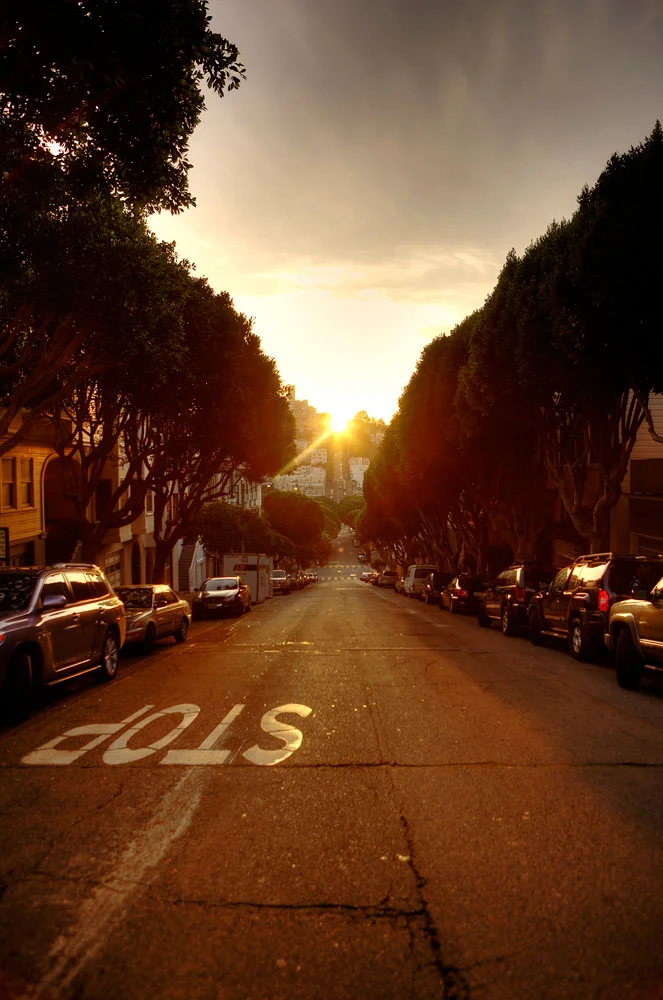 Solnedgang i gaderne – et autentisk øjeblik fra San Franc...