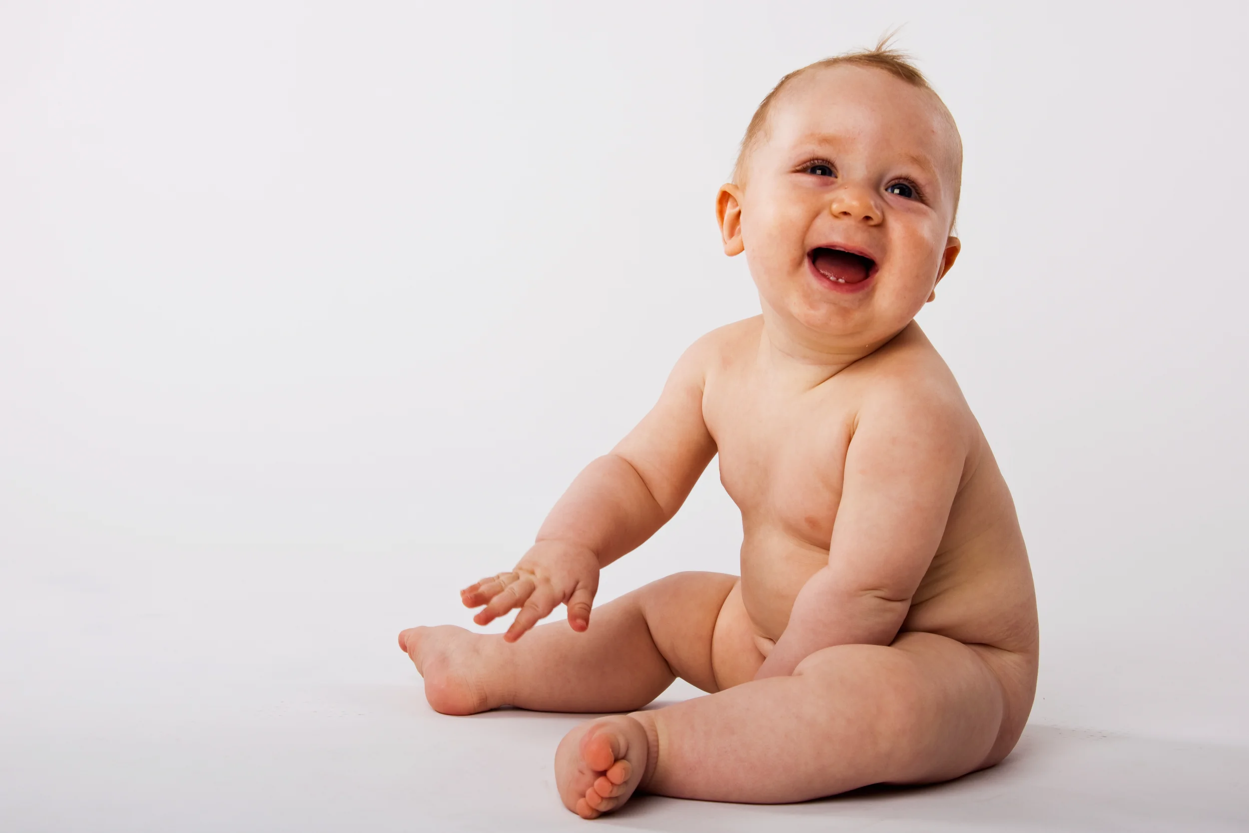 Et sprudlende babyportræt med ægte glæde