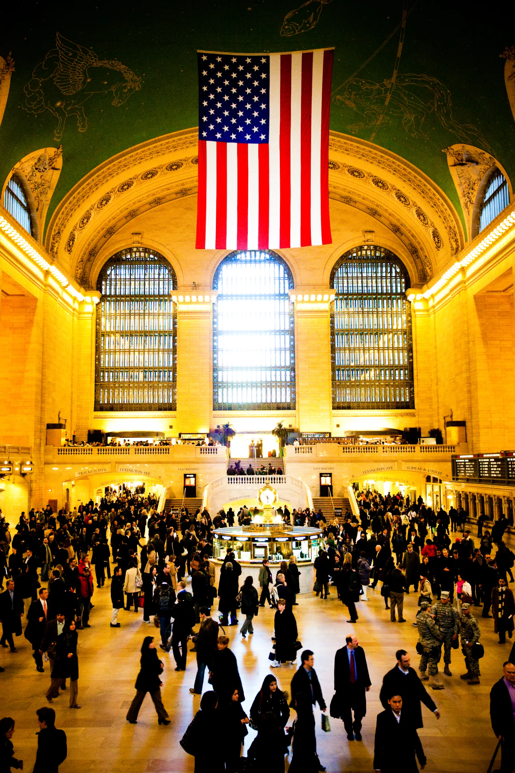 Grand Central med amerikansk flag og menneskemængde