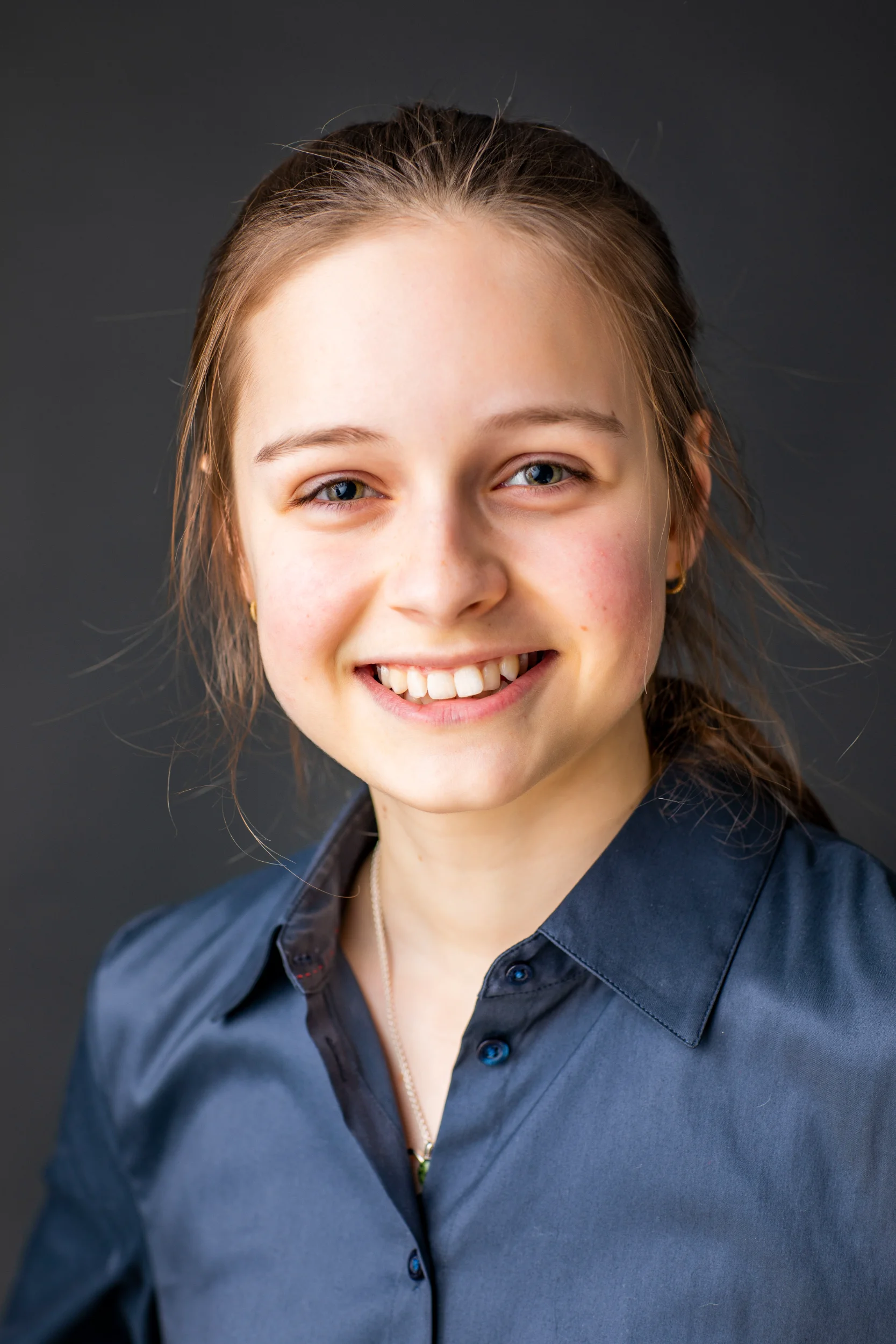 Virum: Portræt af smilende ung kvinde i naturligt lys