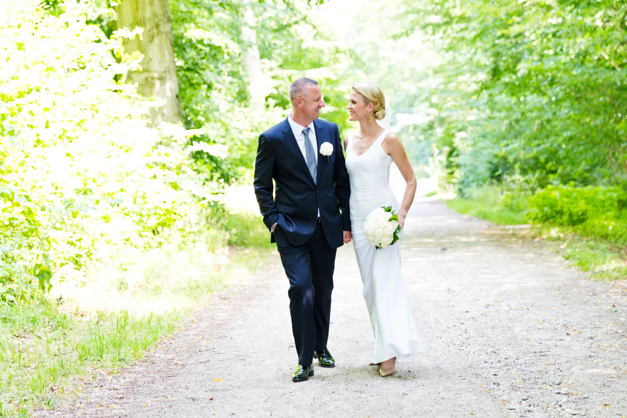 Bryllupspar i grønne omgivelser