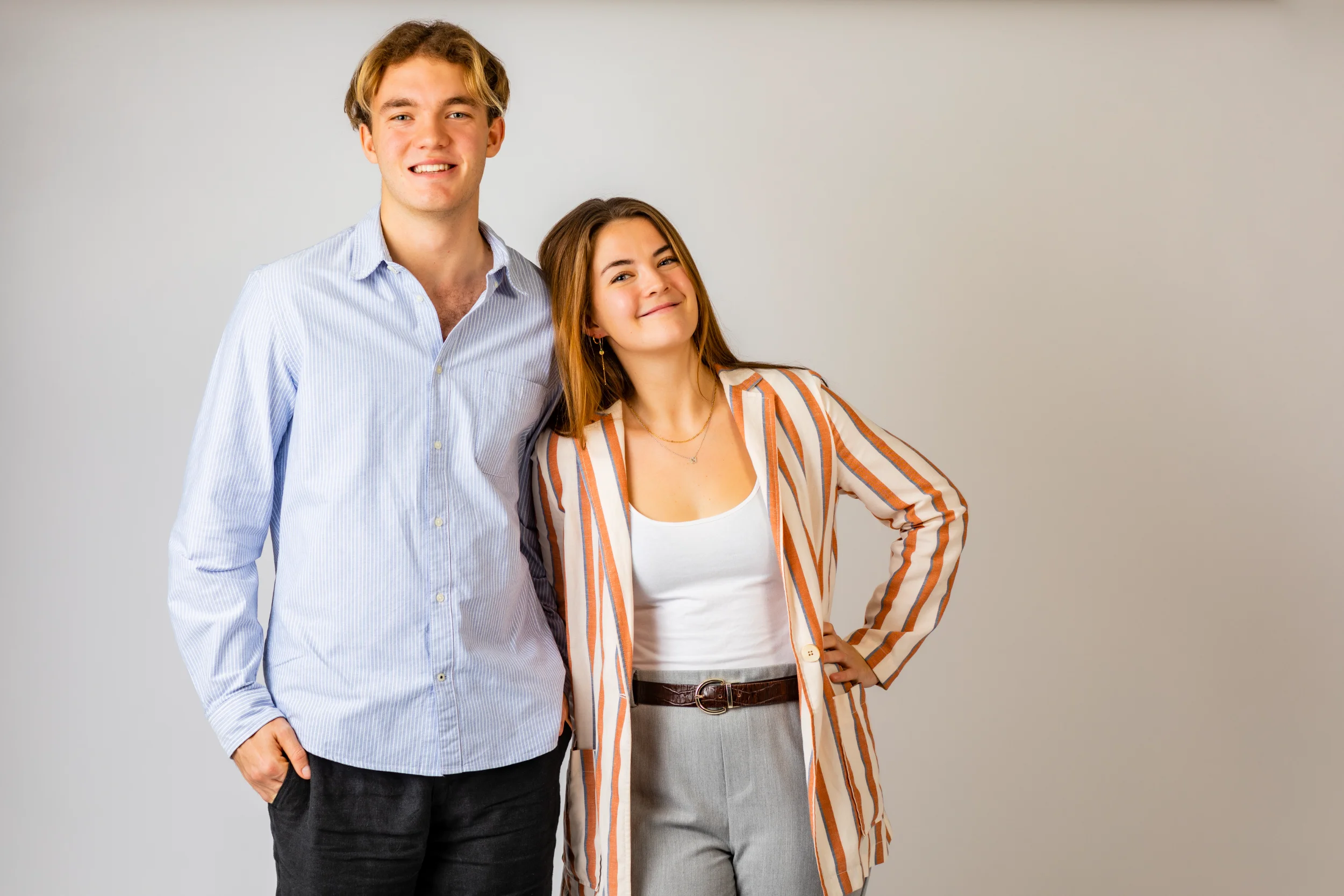 Søskendeportræt i naturligt lys