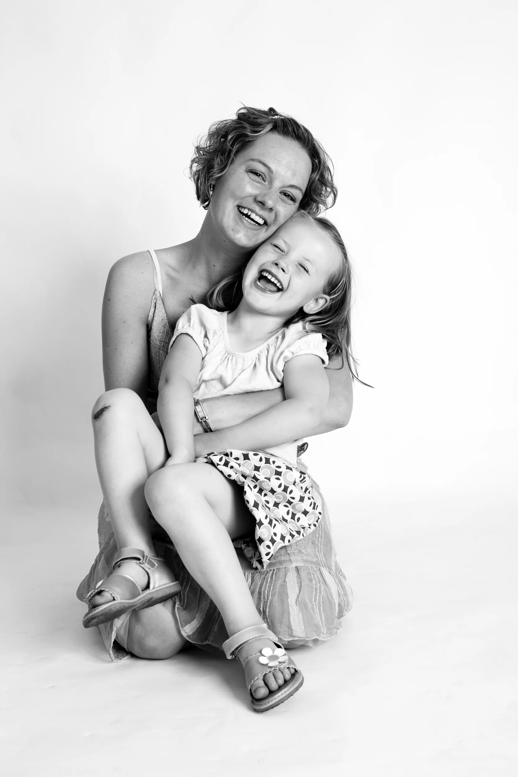 Et grinende Virum børnefoto i sort/hvid