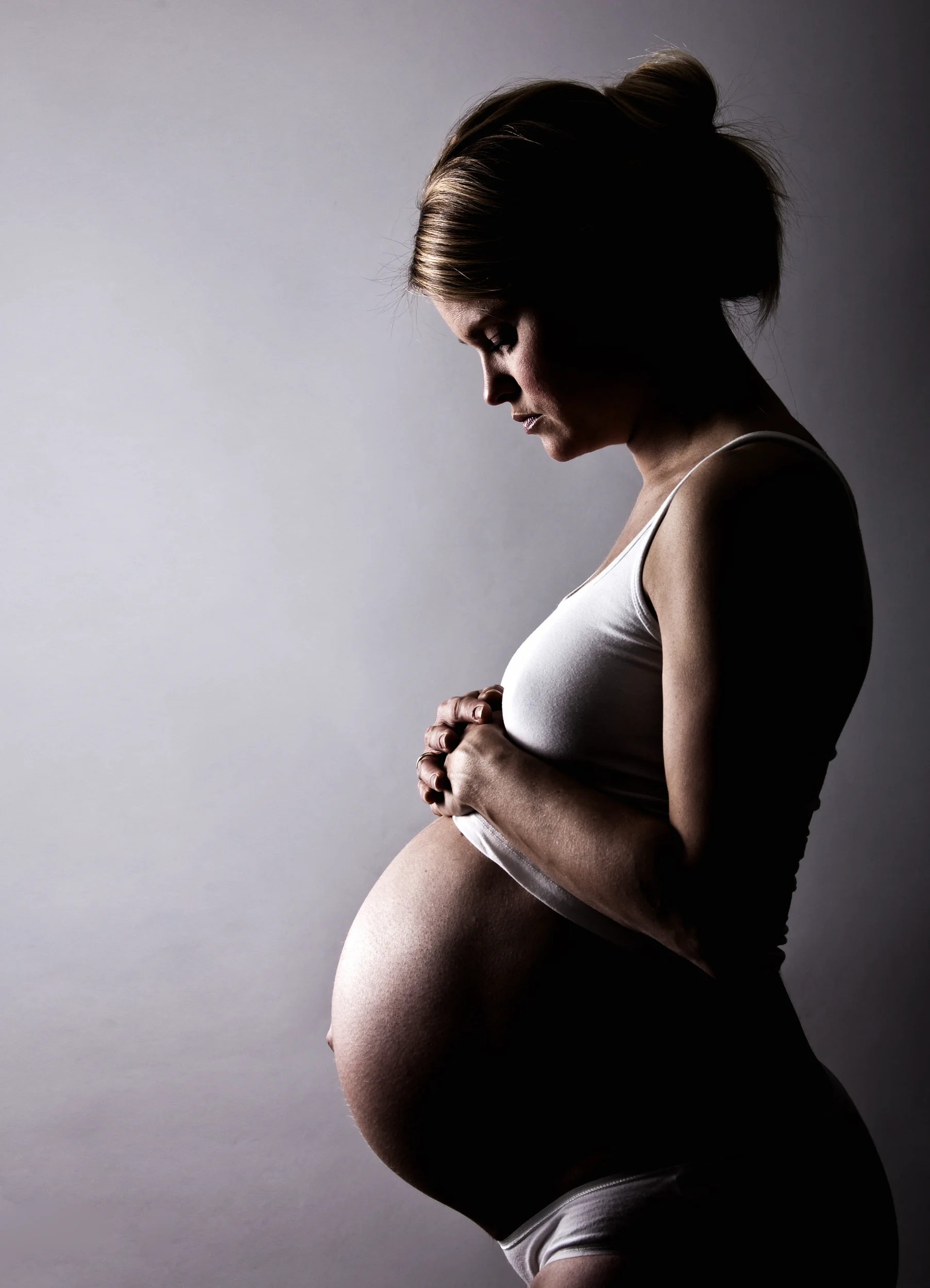 Vordende mor holder om sin gravide mave i Virum fotografe...