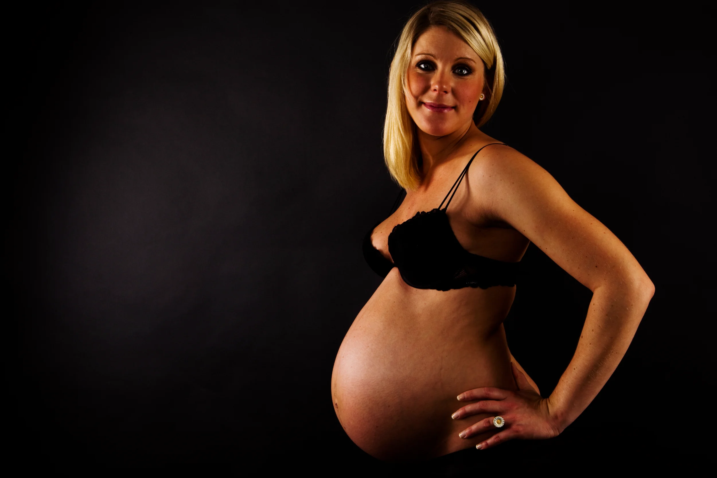 Forventningsfuld gravid kvinde: Autentisk portræt i Virum