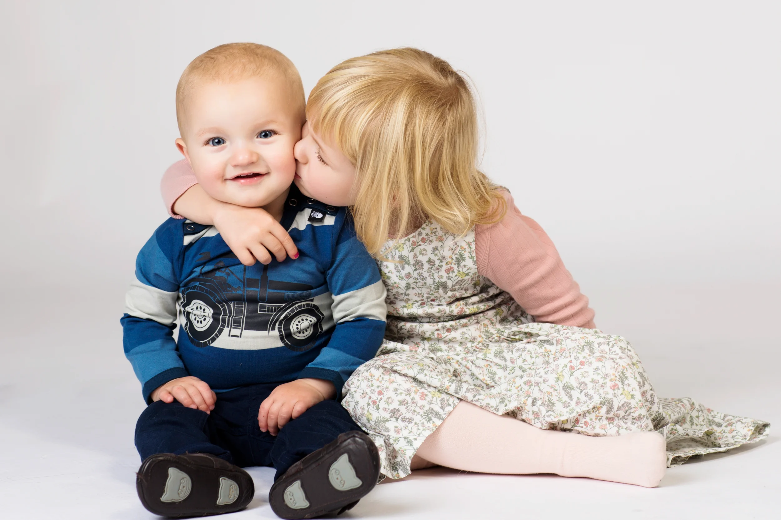 Sød søskendekærlighed fanget i et ægte børneportræt