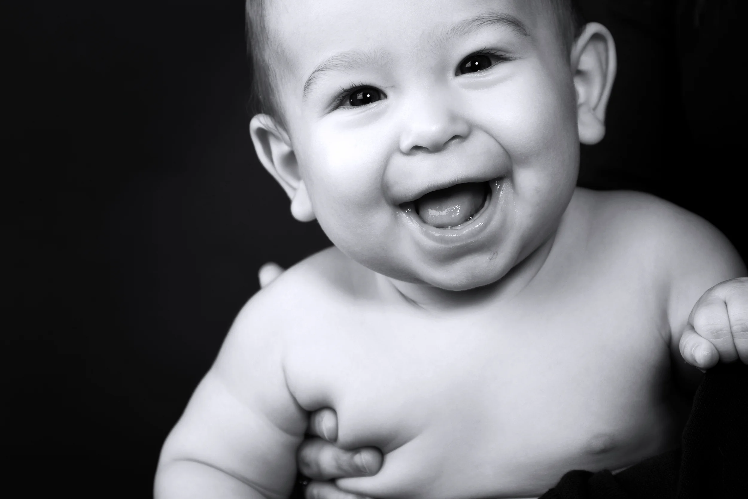 Babys smittende glæde i sort/hvid fotografering