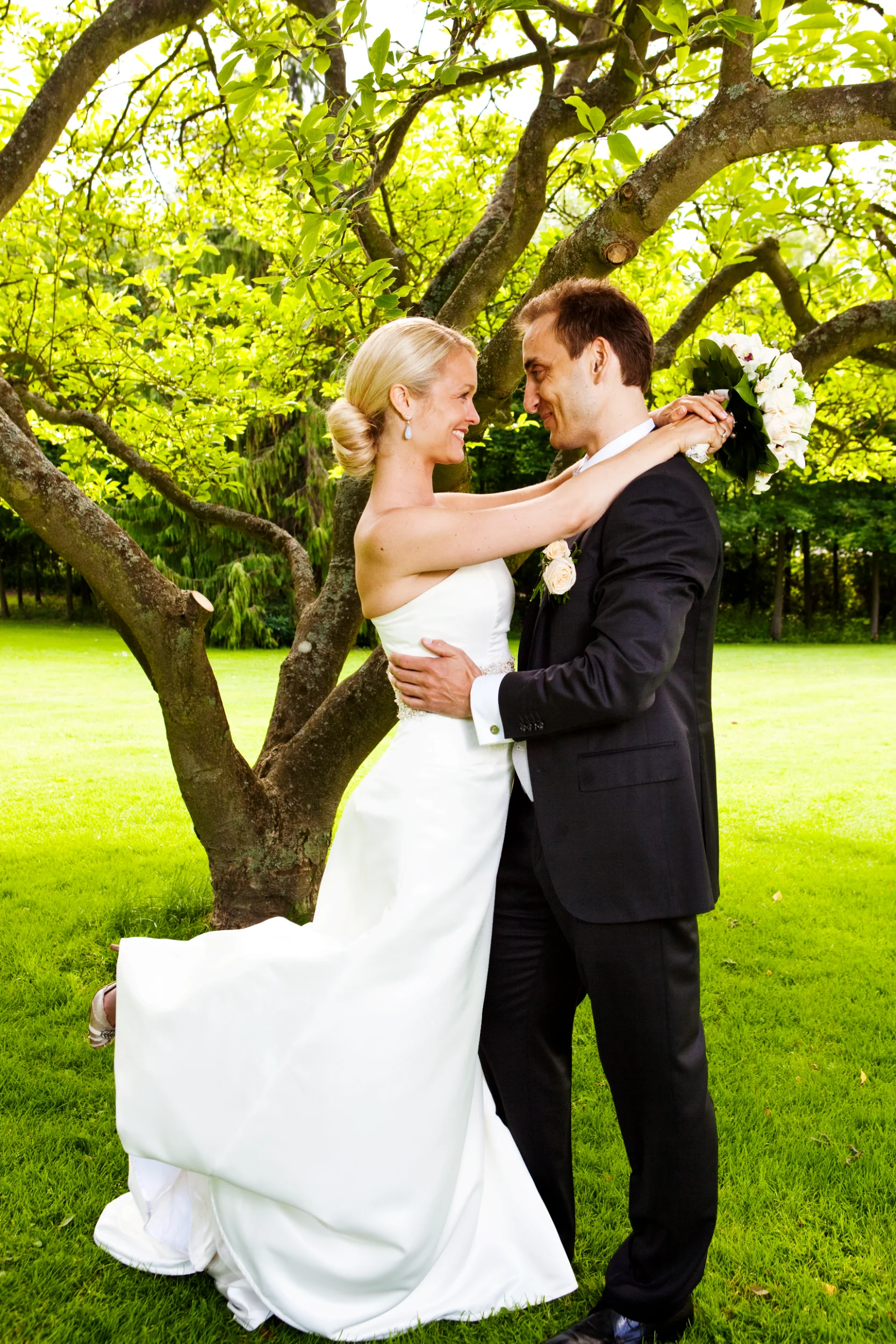 Sølyst: Romantisk bryllupsfotografering i grønne omgivelser