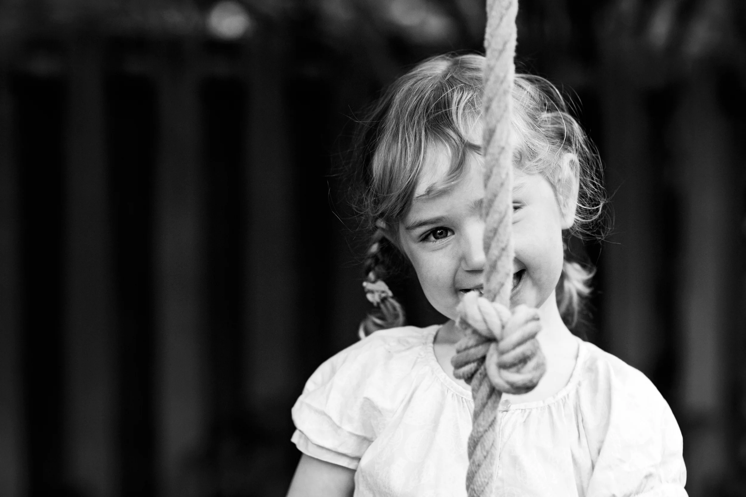 Legende børn i Virum: Naturligt portræt af pige smilende ...