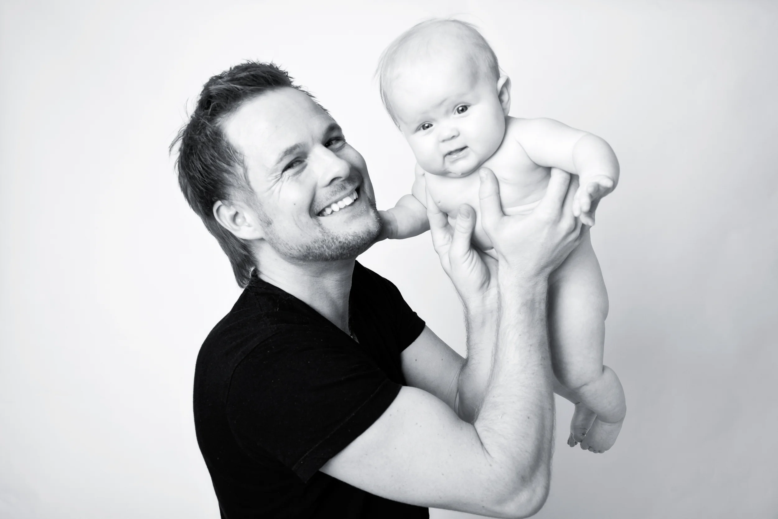 Far og baby: Ægte glæde i et naturligt portræt