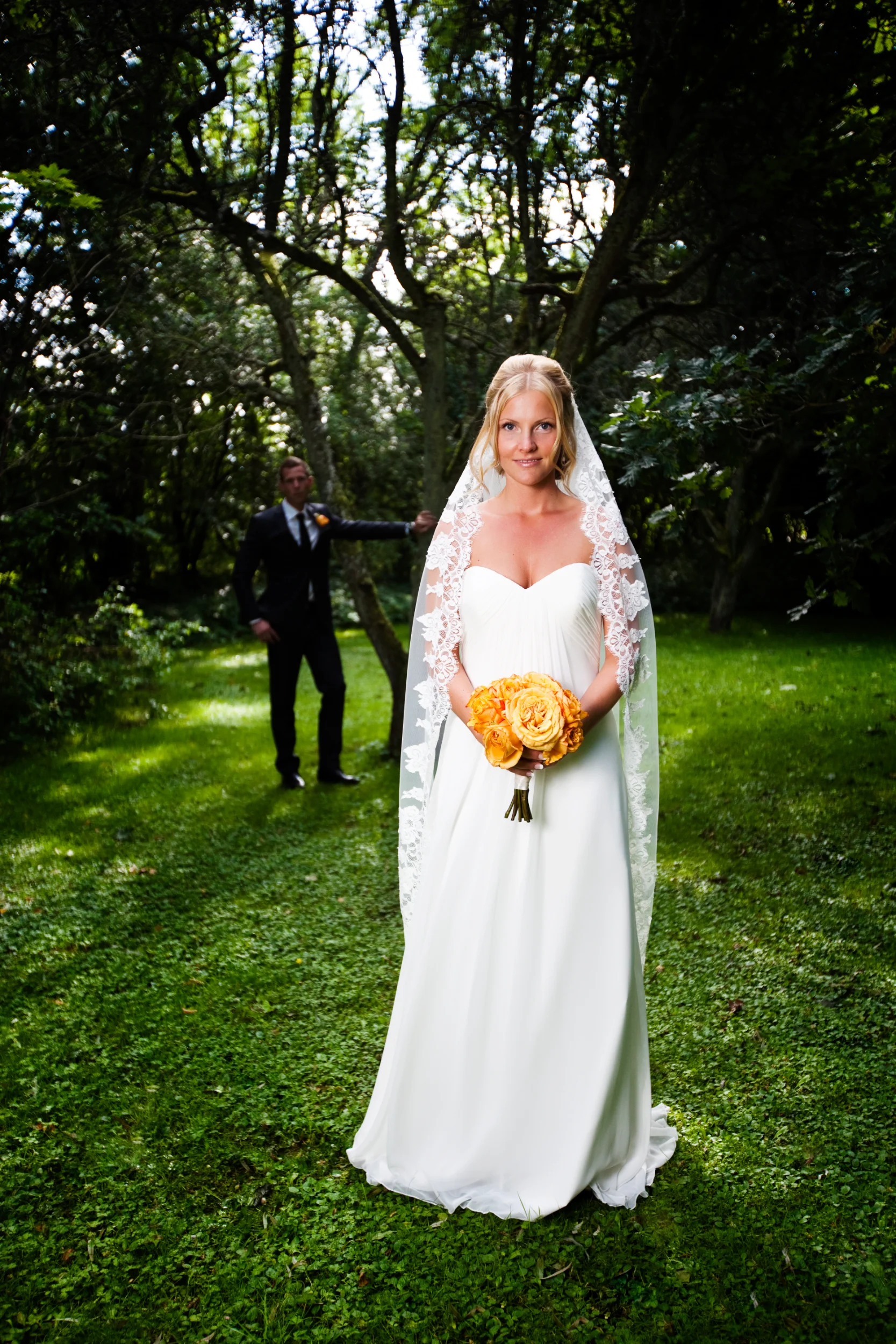 Brudeparrets første blik i grøn natur