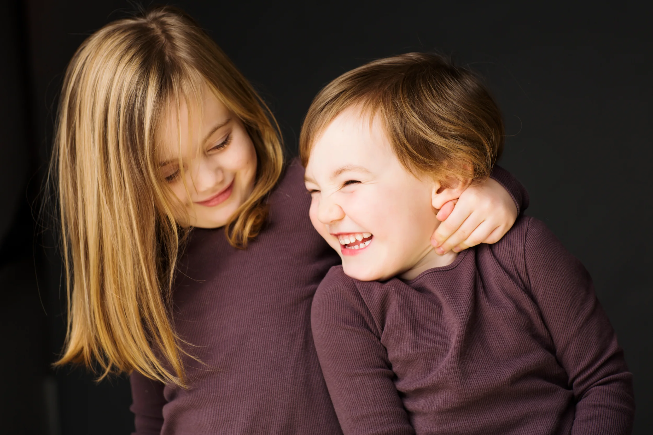 Søskendeleg – autentisk børnefotografering i Virum