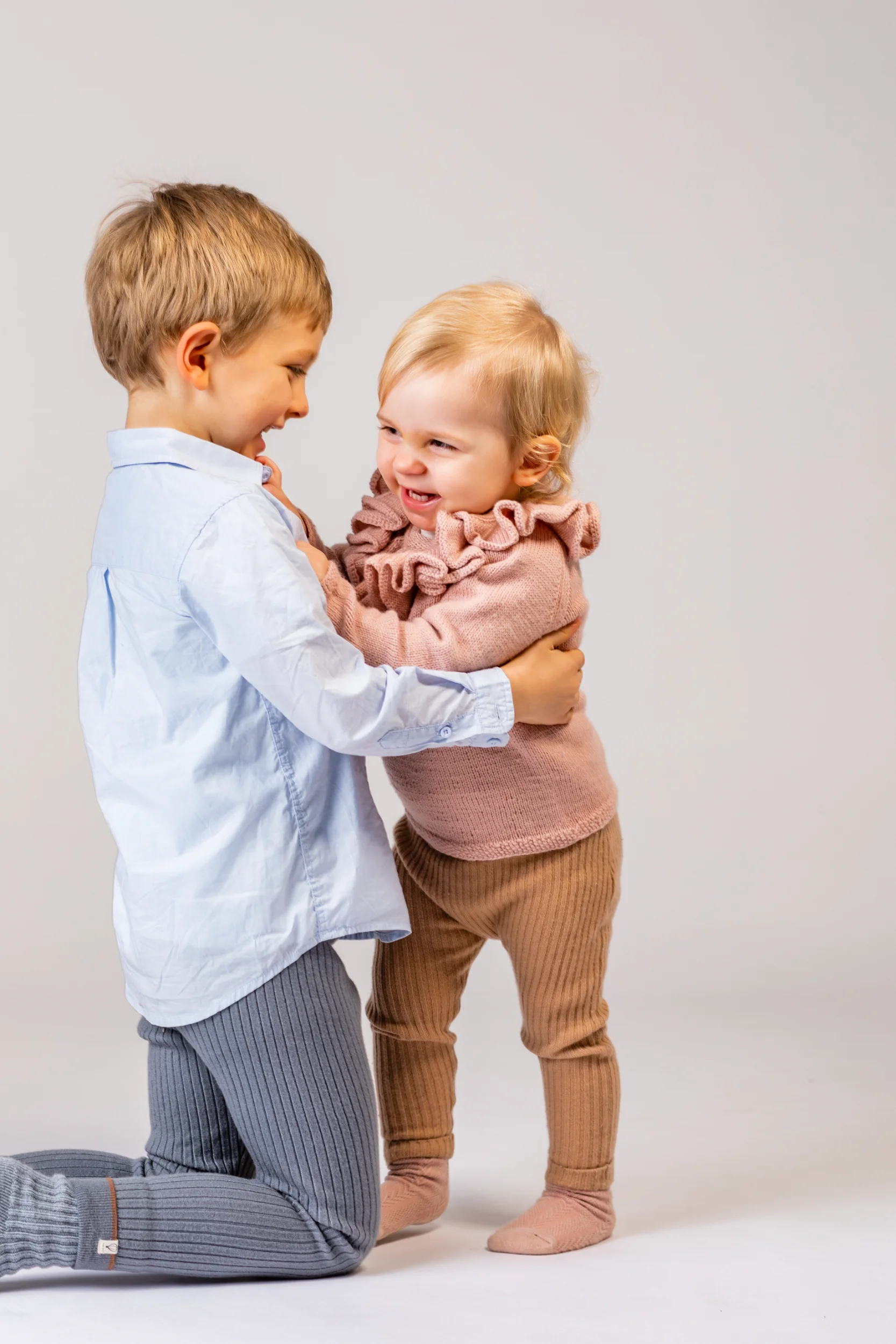 To legende børn i et smukt øjebliks foto