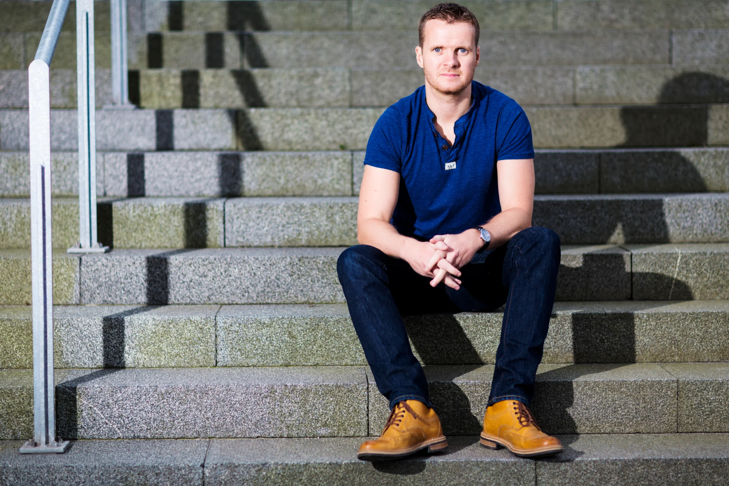 Ung mand med fokuseret blik på trappen i Virum