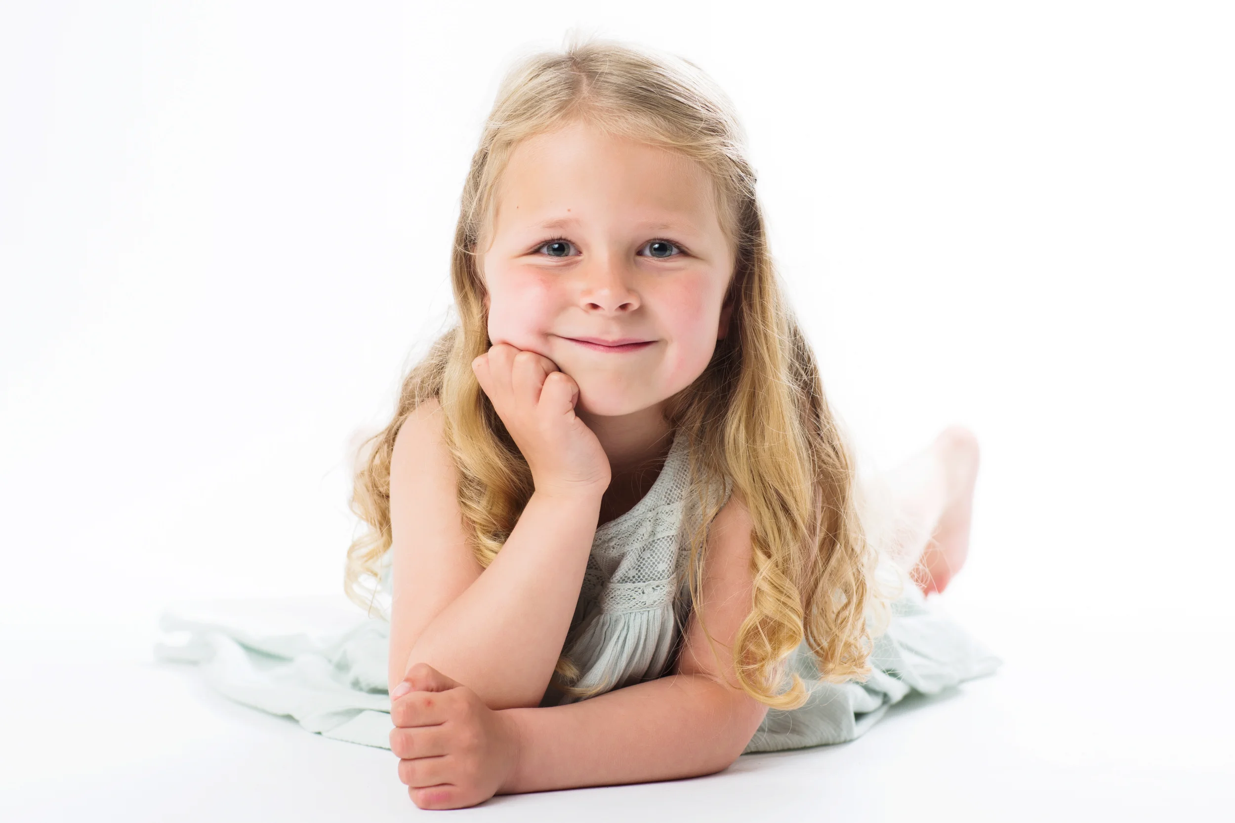 Minimalistisk børneportræt med naturligt smil