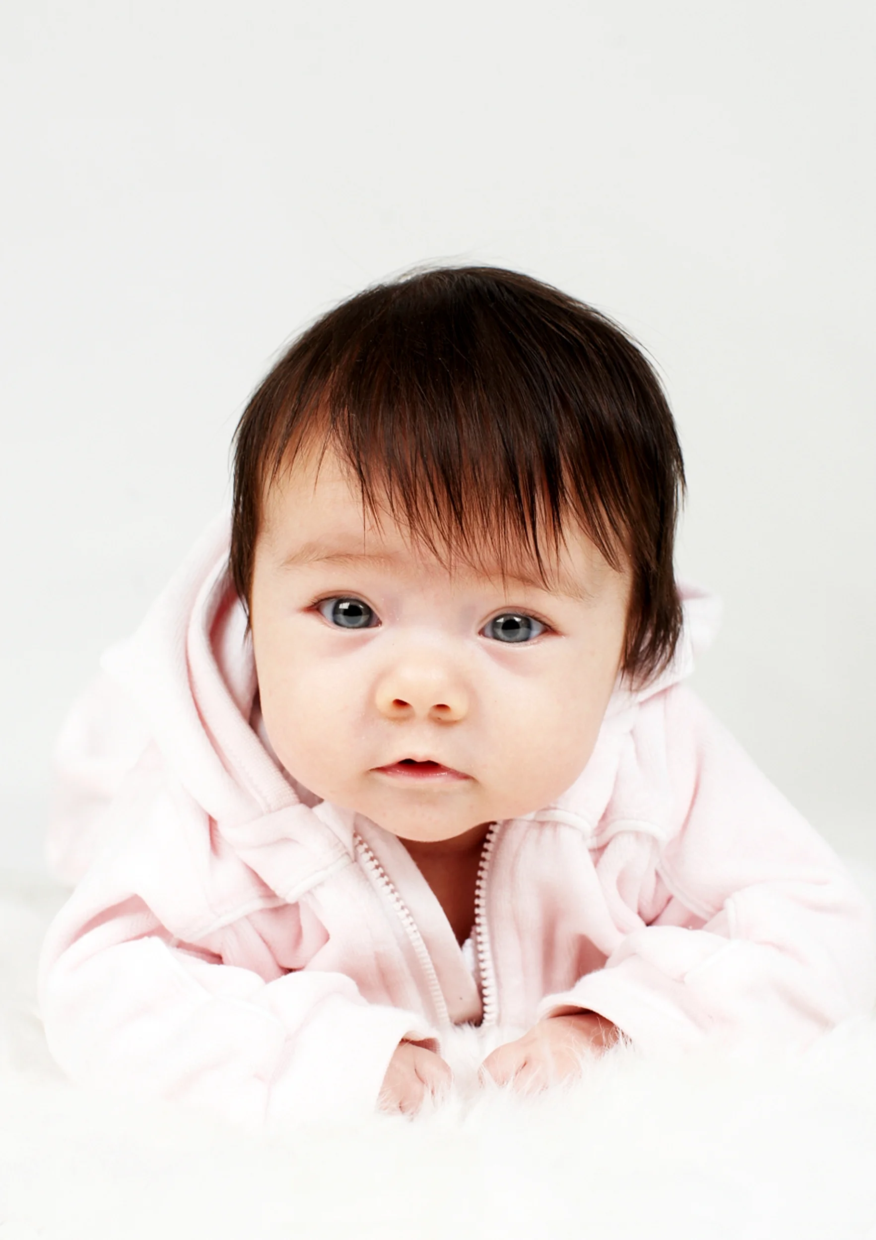 Blå øjne i blød belysning – autentisk babyfoto