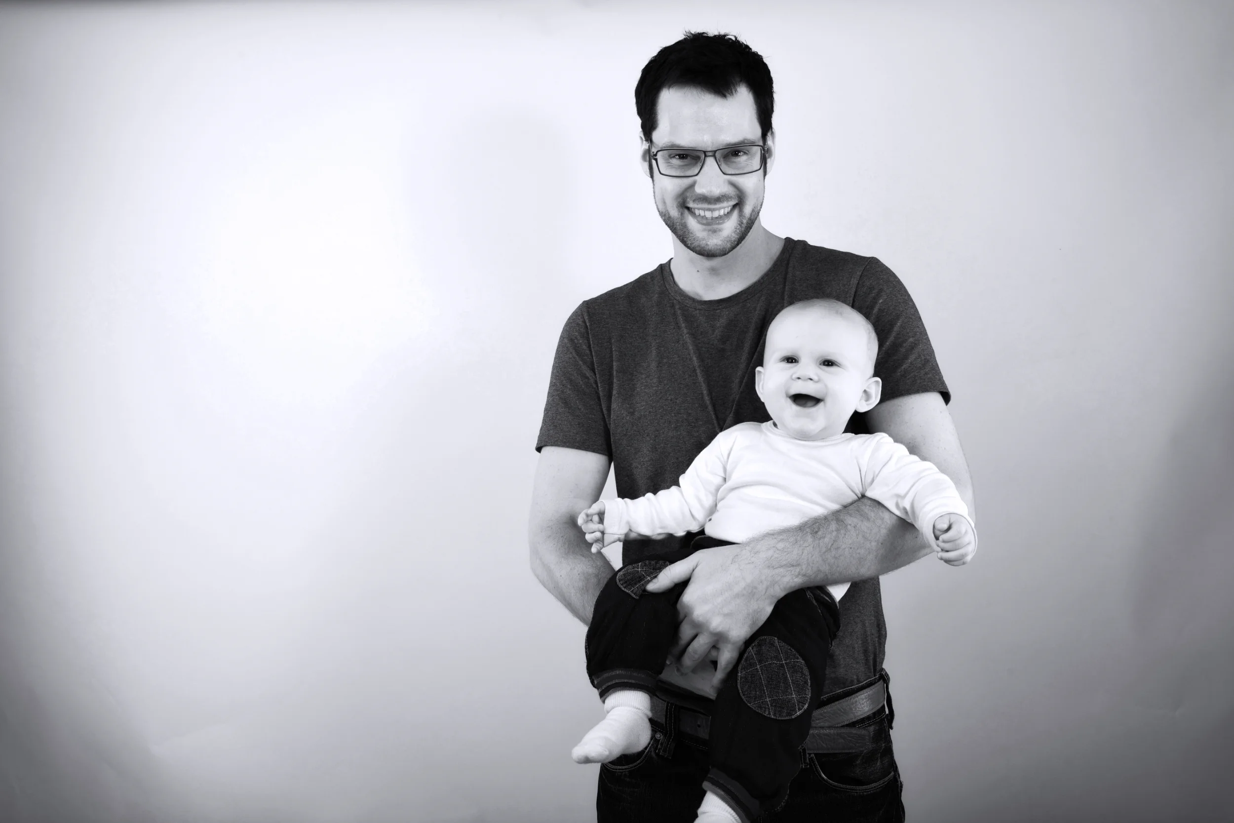 Genuin glæde: Far og baby i et personligt øjeblik