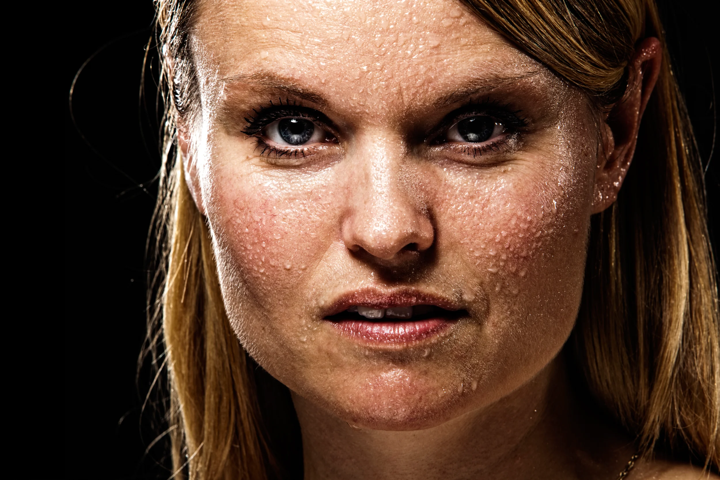 Nærbillede af svedende kvinde – autentisk atletportræt