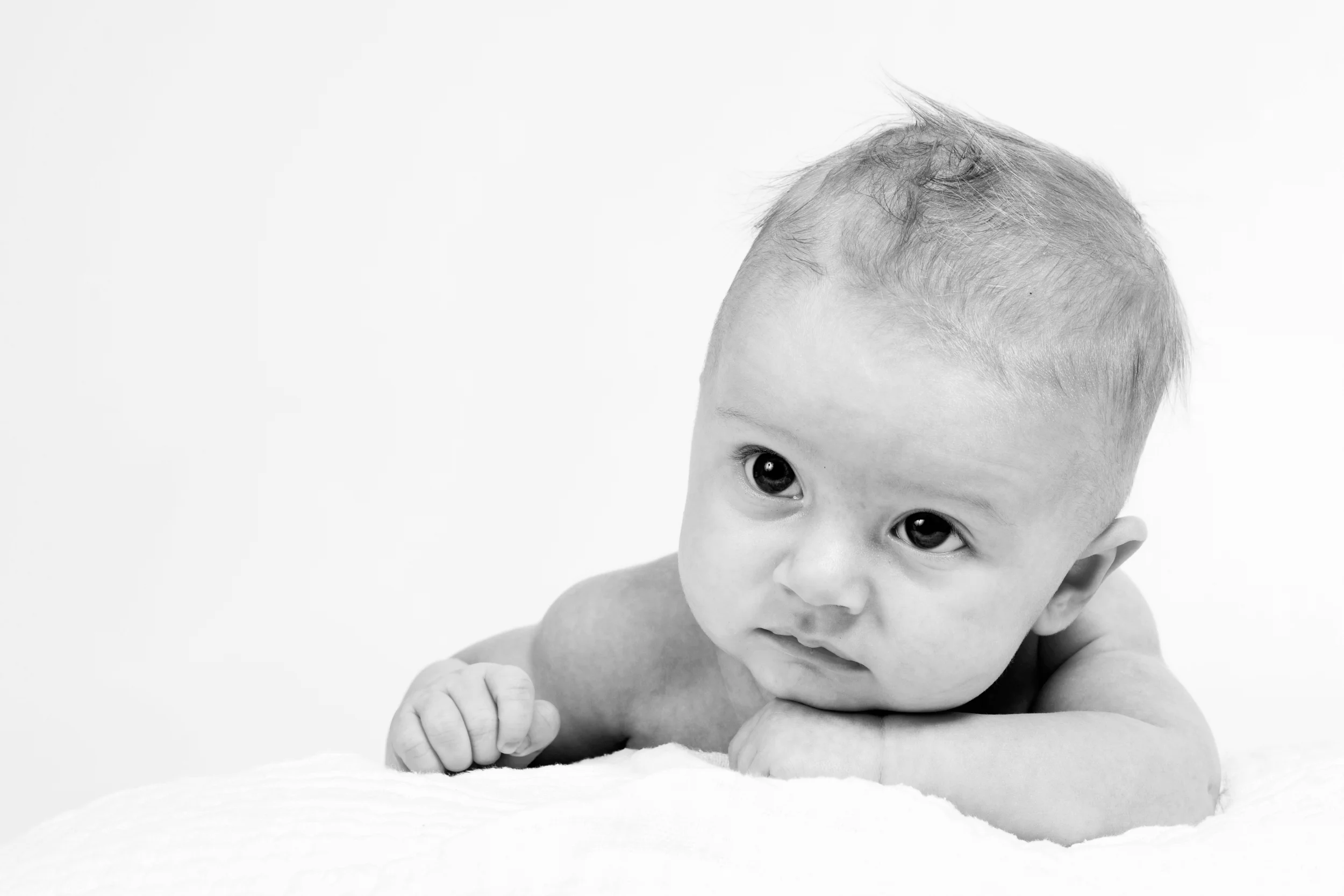 Nysgerrigt babyportræt i naturligt lys