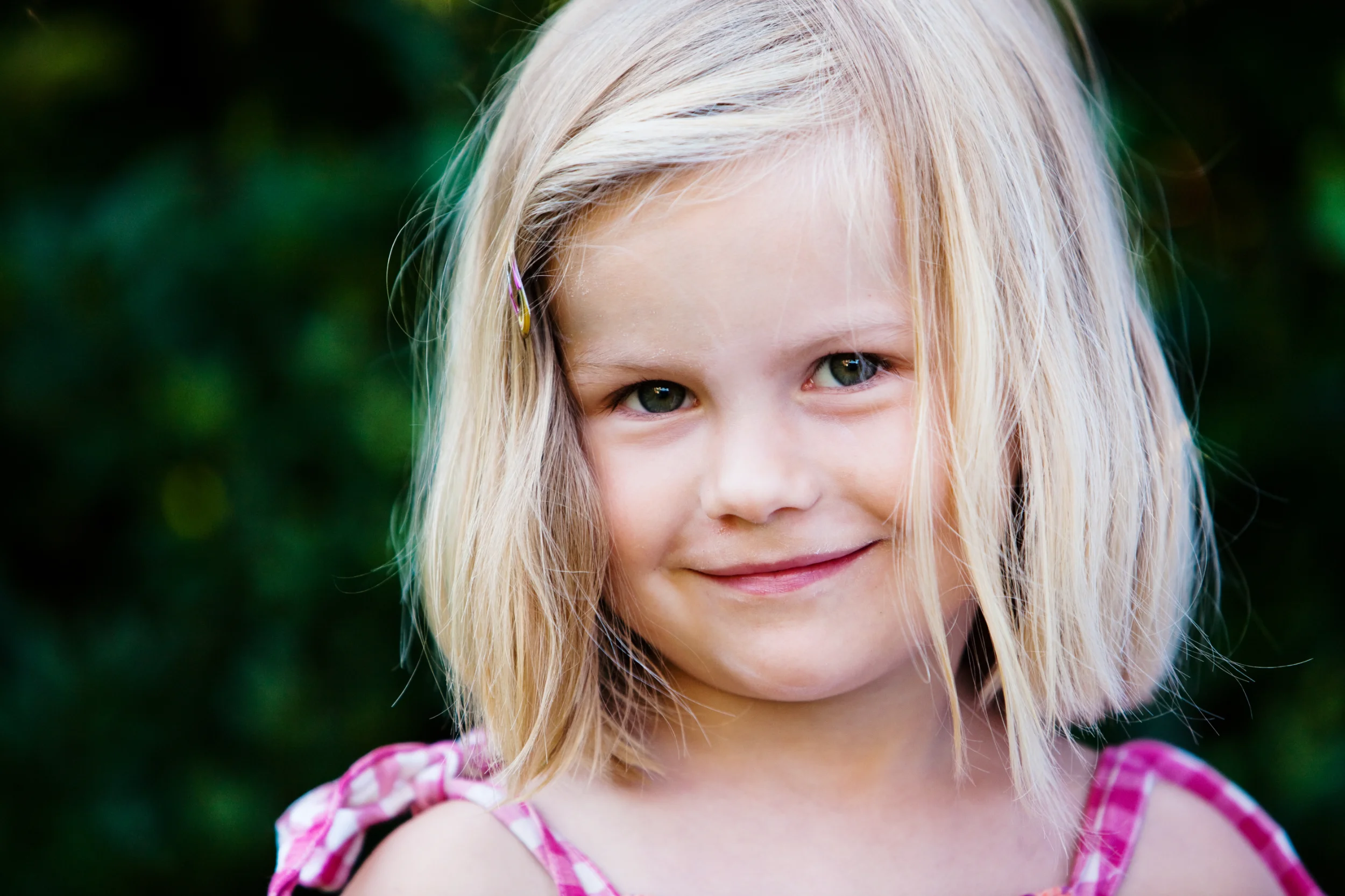 Portræt af smilende pige i naturligt lys