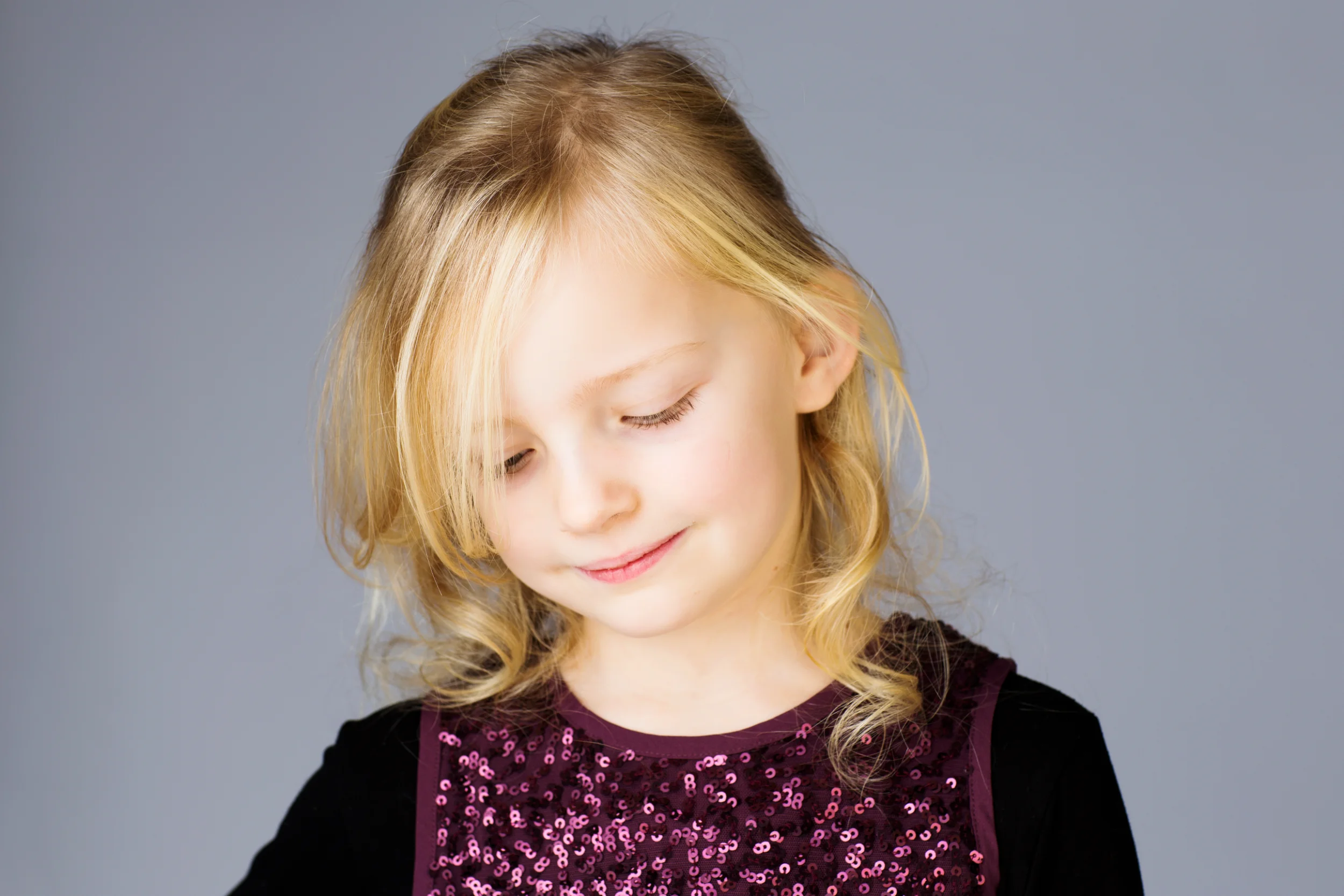 Blikket ned: Fint børnebillede